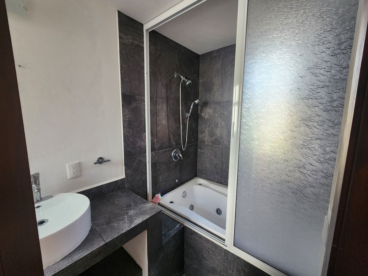 16 de 26: baño con tina