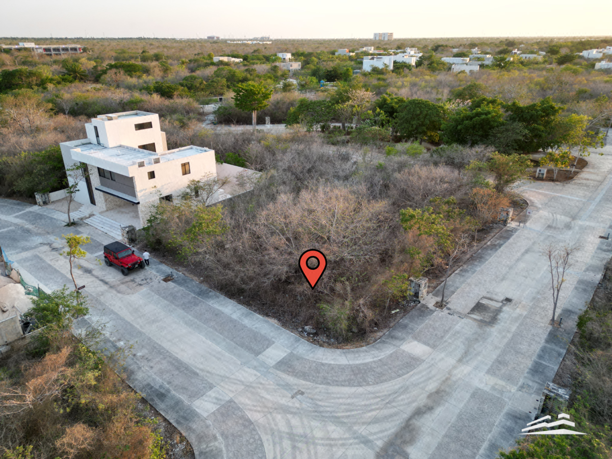 Lote en esquina ubicado en privada Paseo Country norte de Mérida