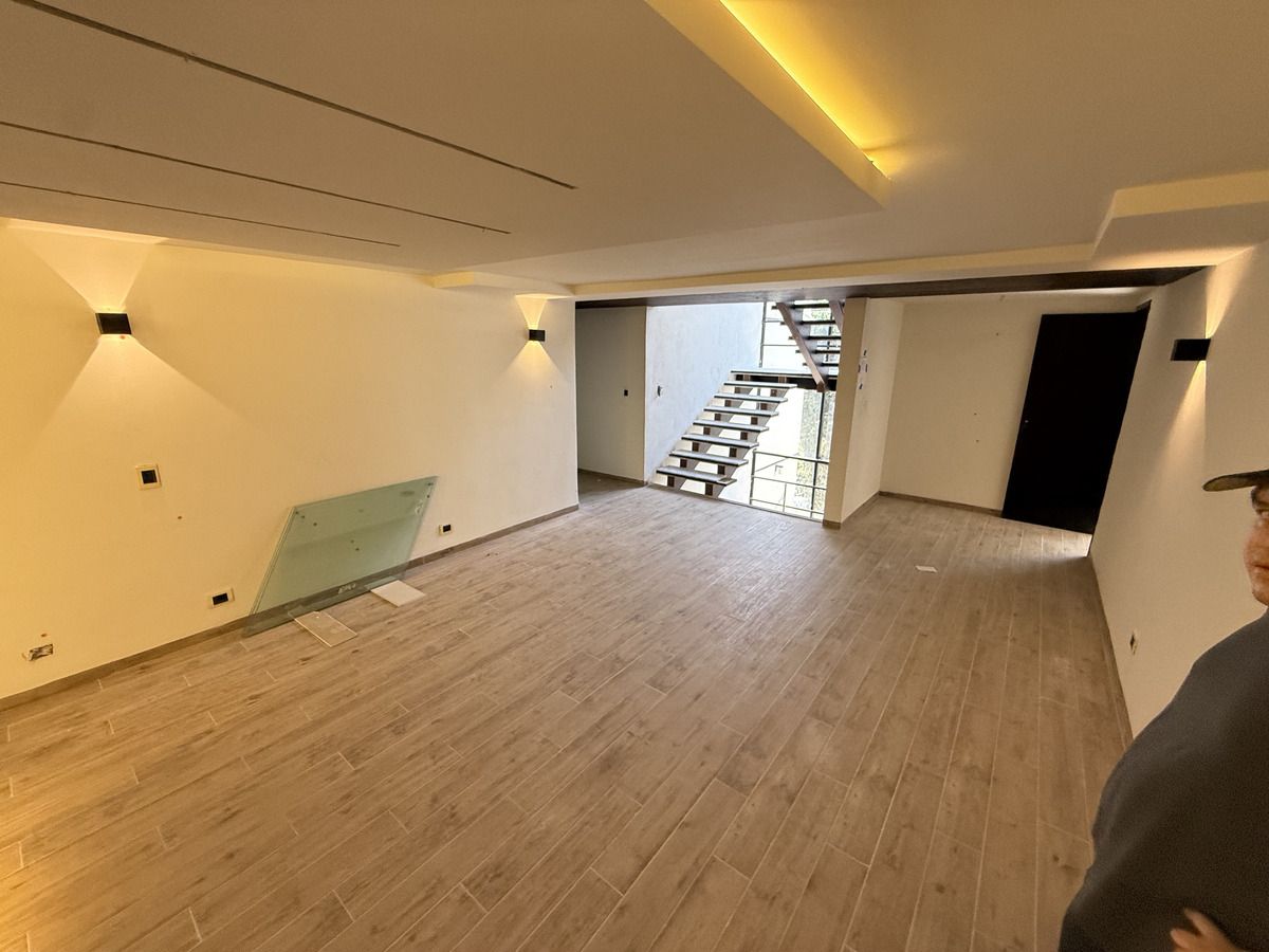 12 of 32: FAMILY ROOM
