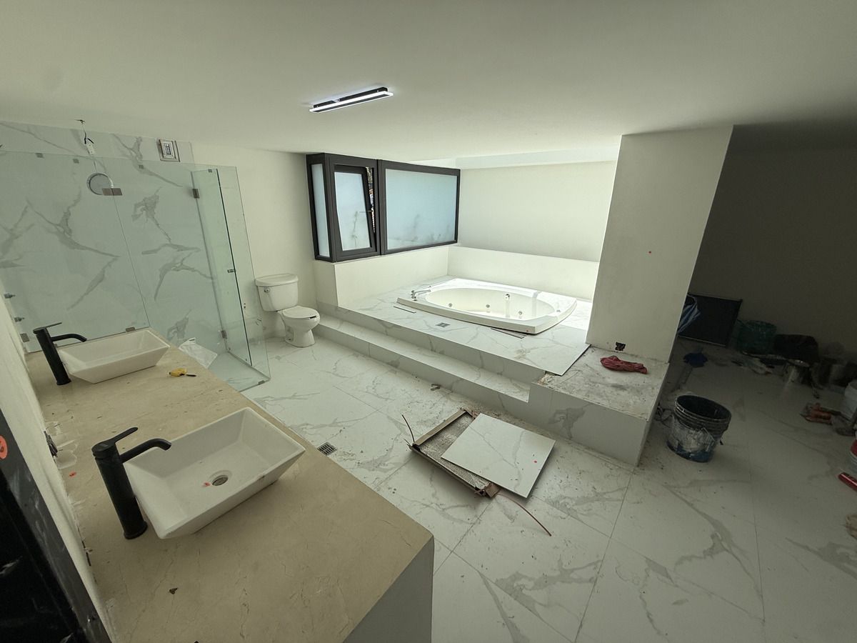 25 of 32: BAÑO PRINCIPAL
