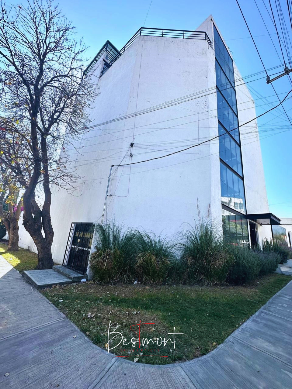 2 de 32: Fachada lateral edificio