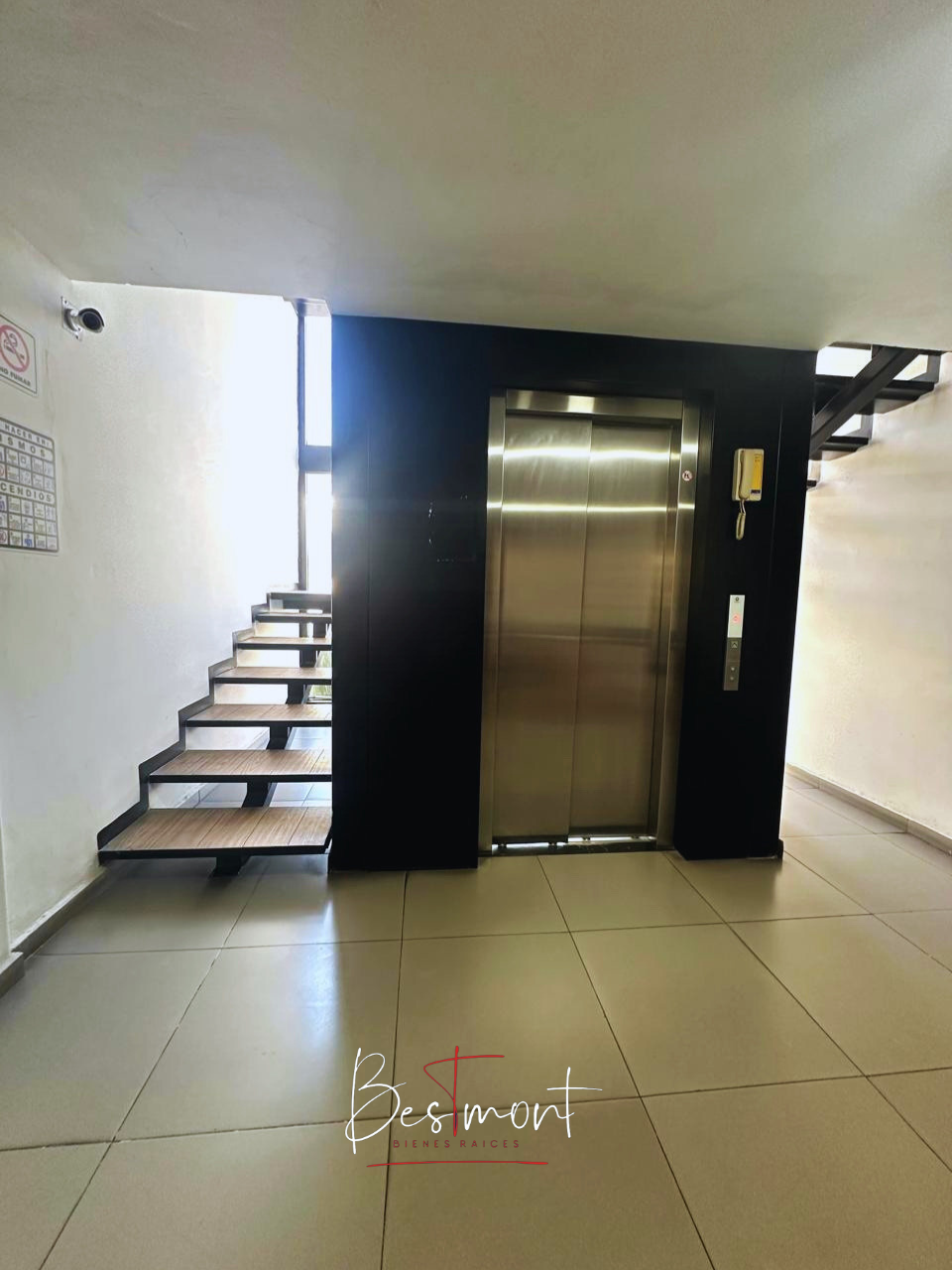 5 de 32: Elevador en edificio