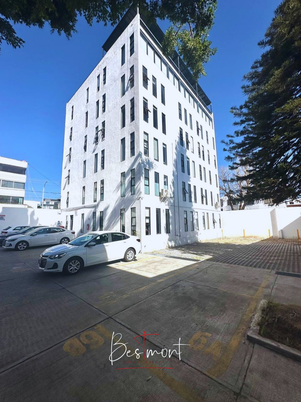 4 de 32: Estacionamiento edificio