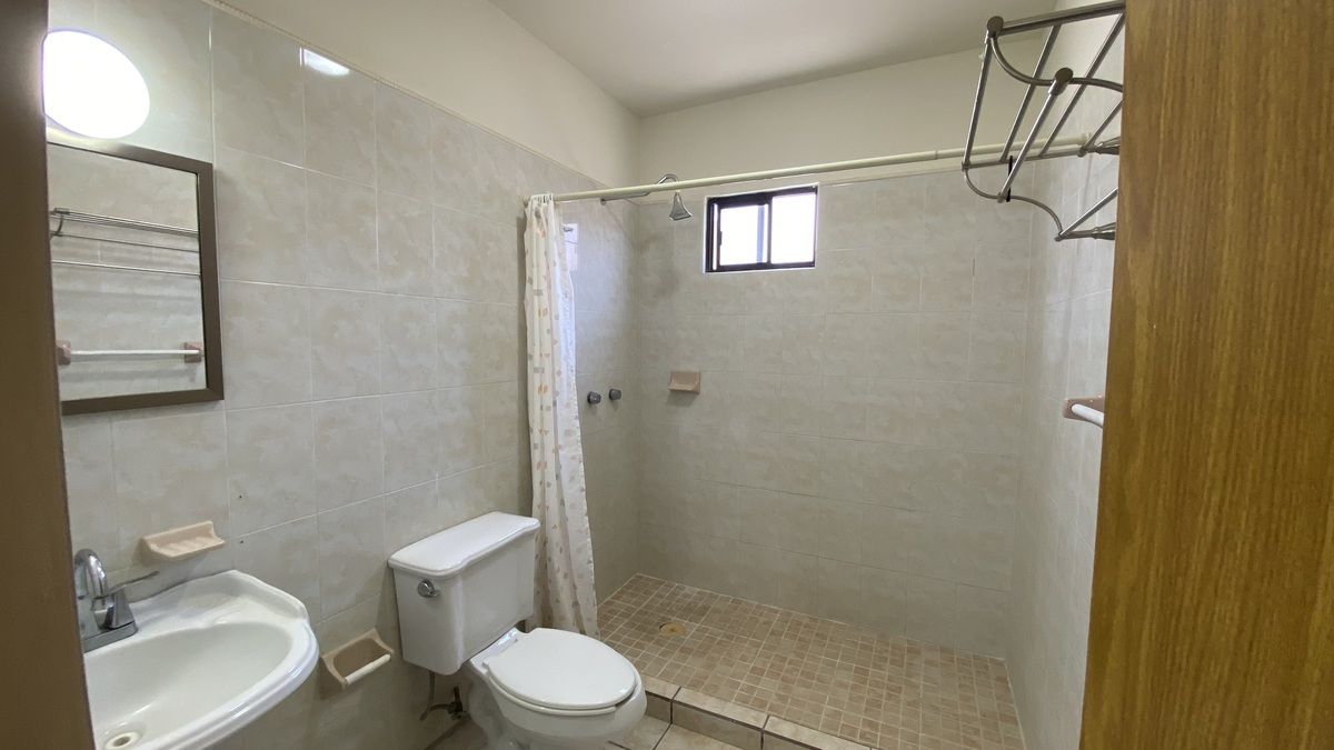 19 de 23: Baño completo  de recámara principal ,