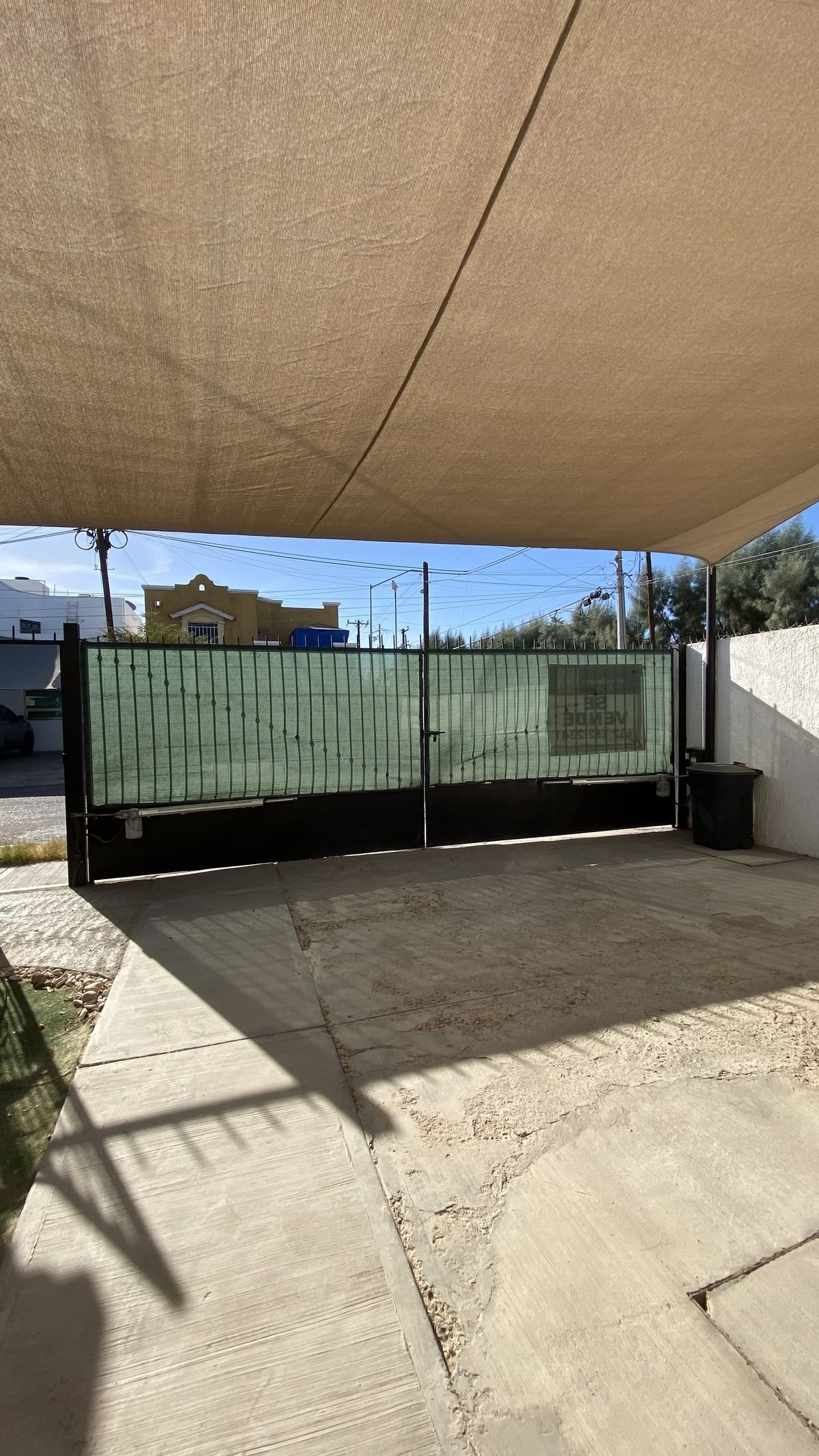 4 de 23: Portón eléctrico