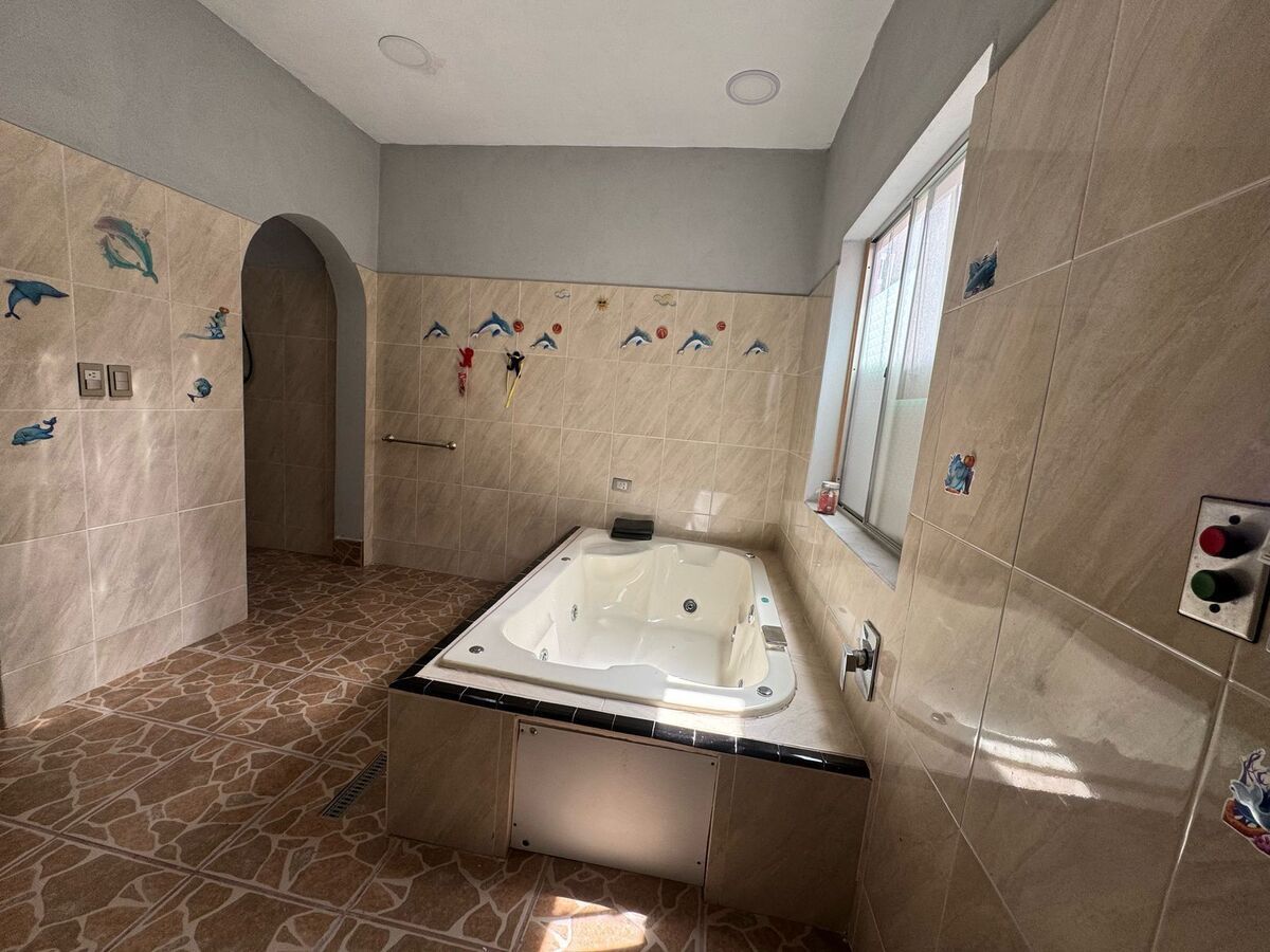 23 de 35: Baño grande con jacuzzi