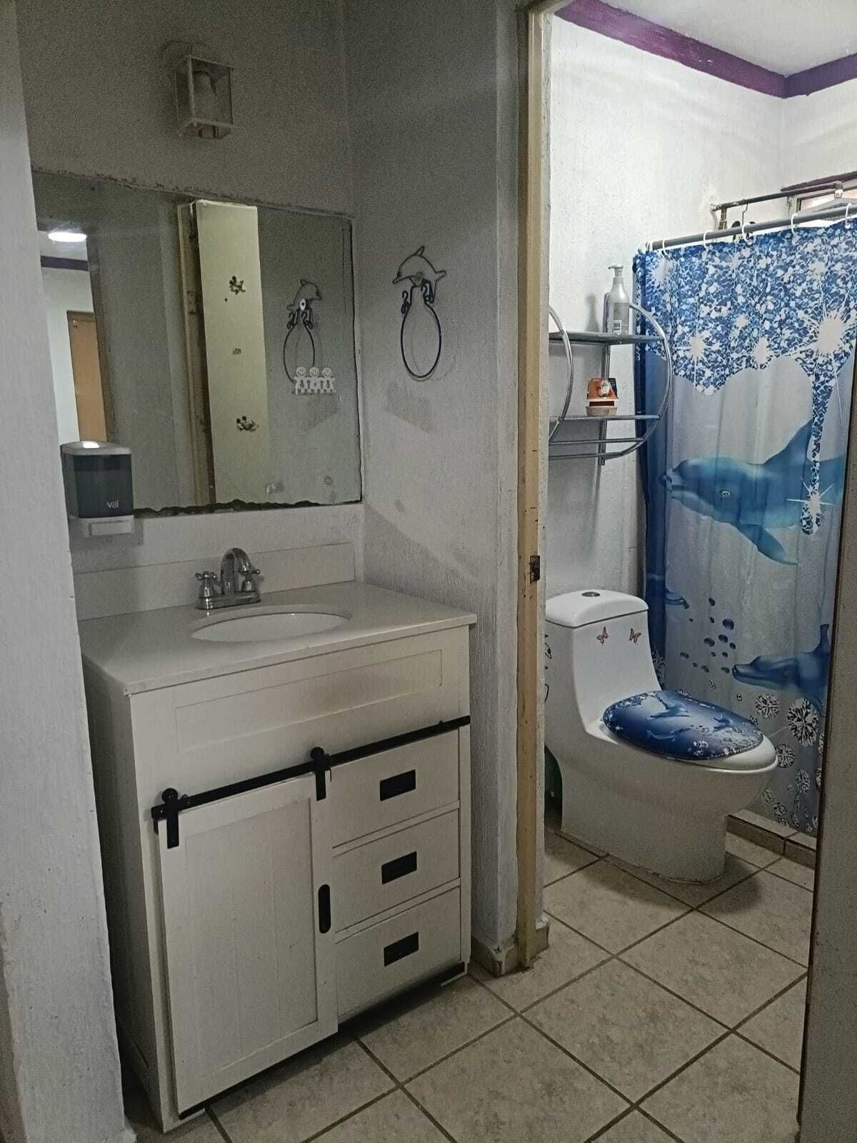 13 de 35: Baño completo compartido