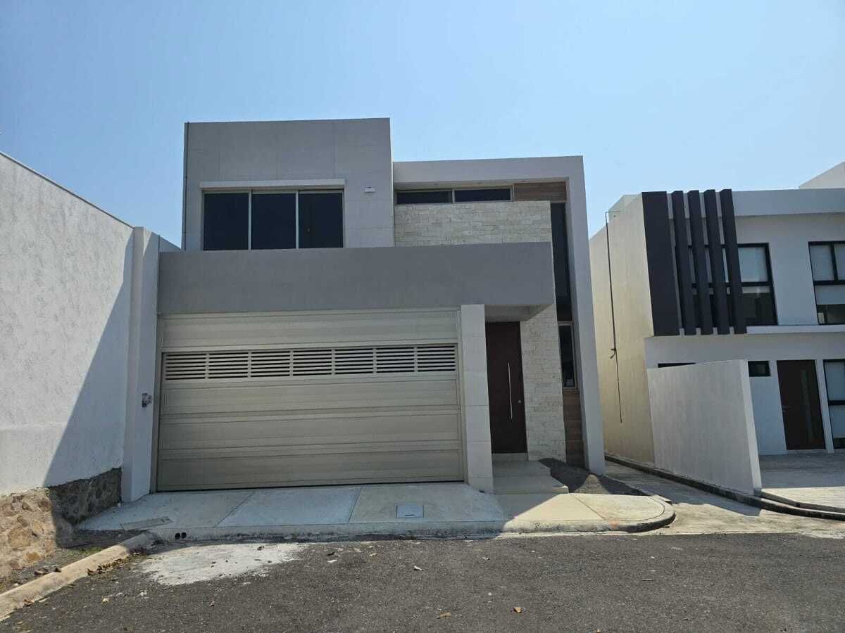 CASA EN VENTA CON ALBERCA FRACC. LA RIOJA, Riviera veracruzana