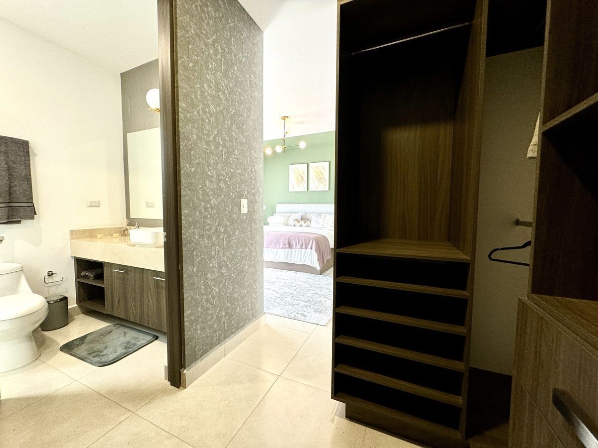 14 of 22: Vestidor y baño privado