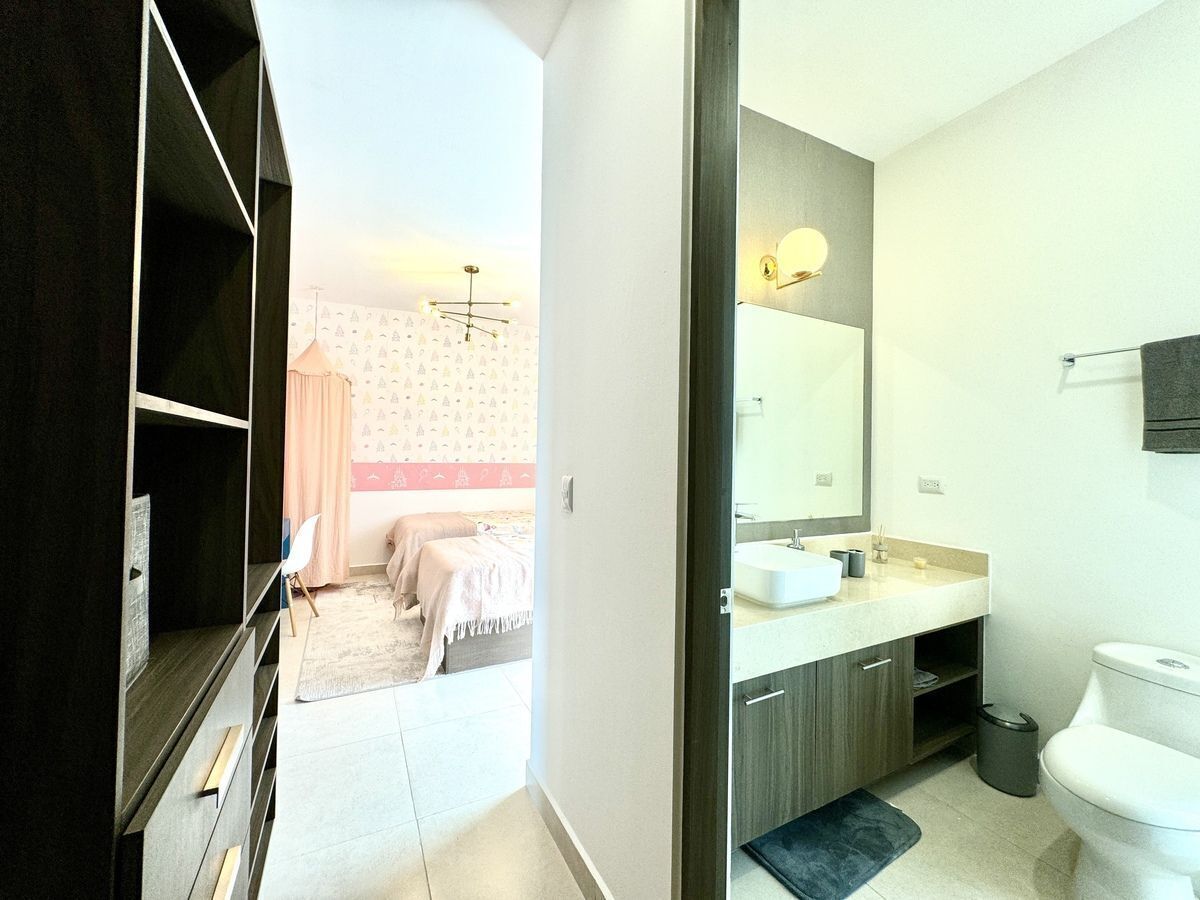 19 of 22: Baño privado recámara secundaria