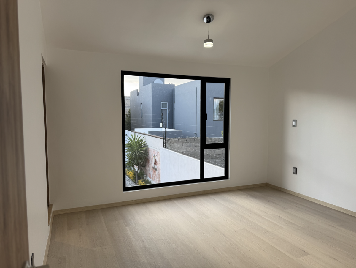 4 de 9: recámara principal con walk-in closet