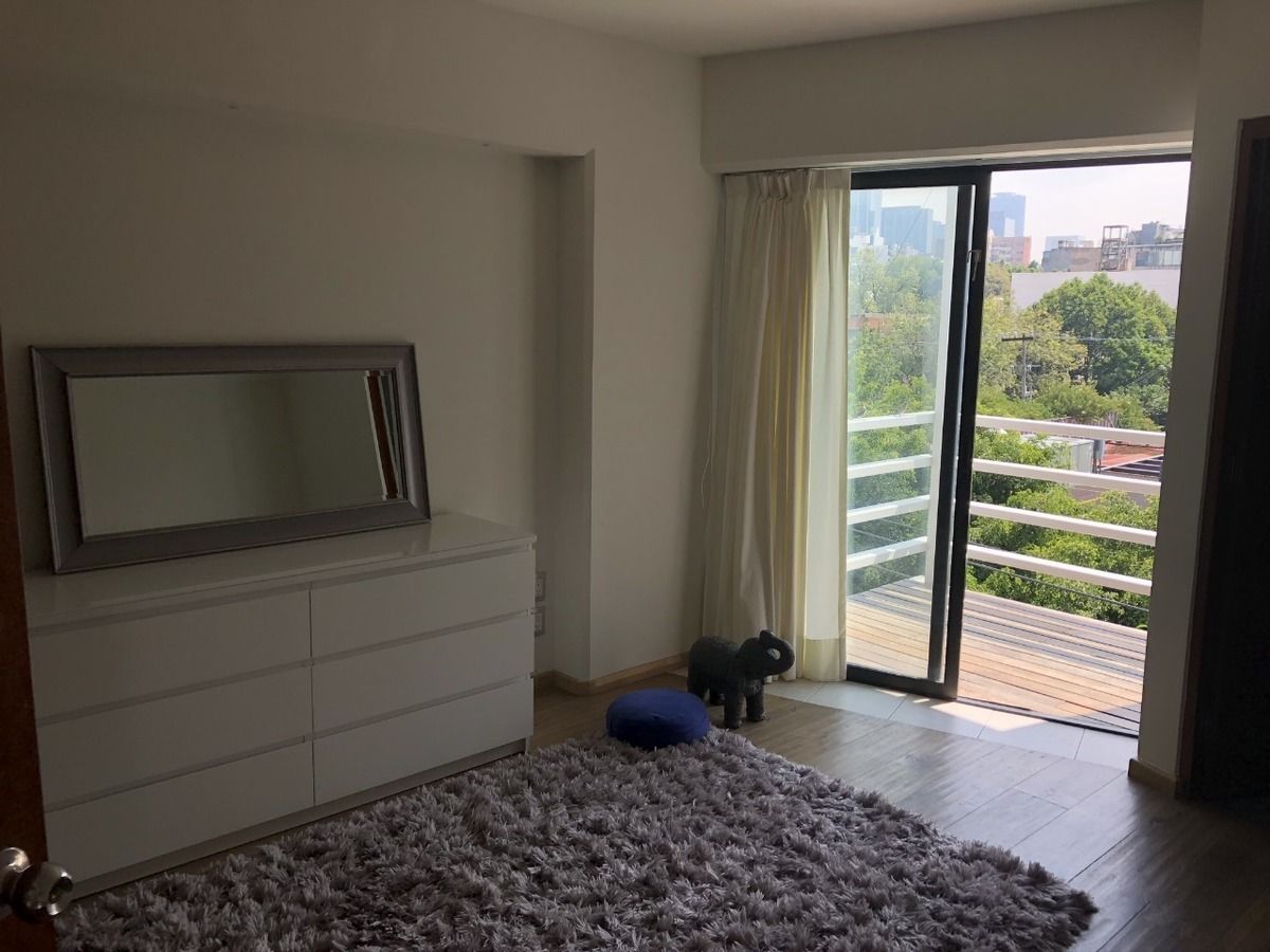 2 de 14: Habitación principal con balcón