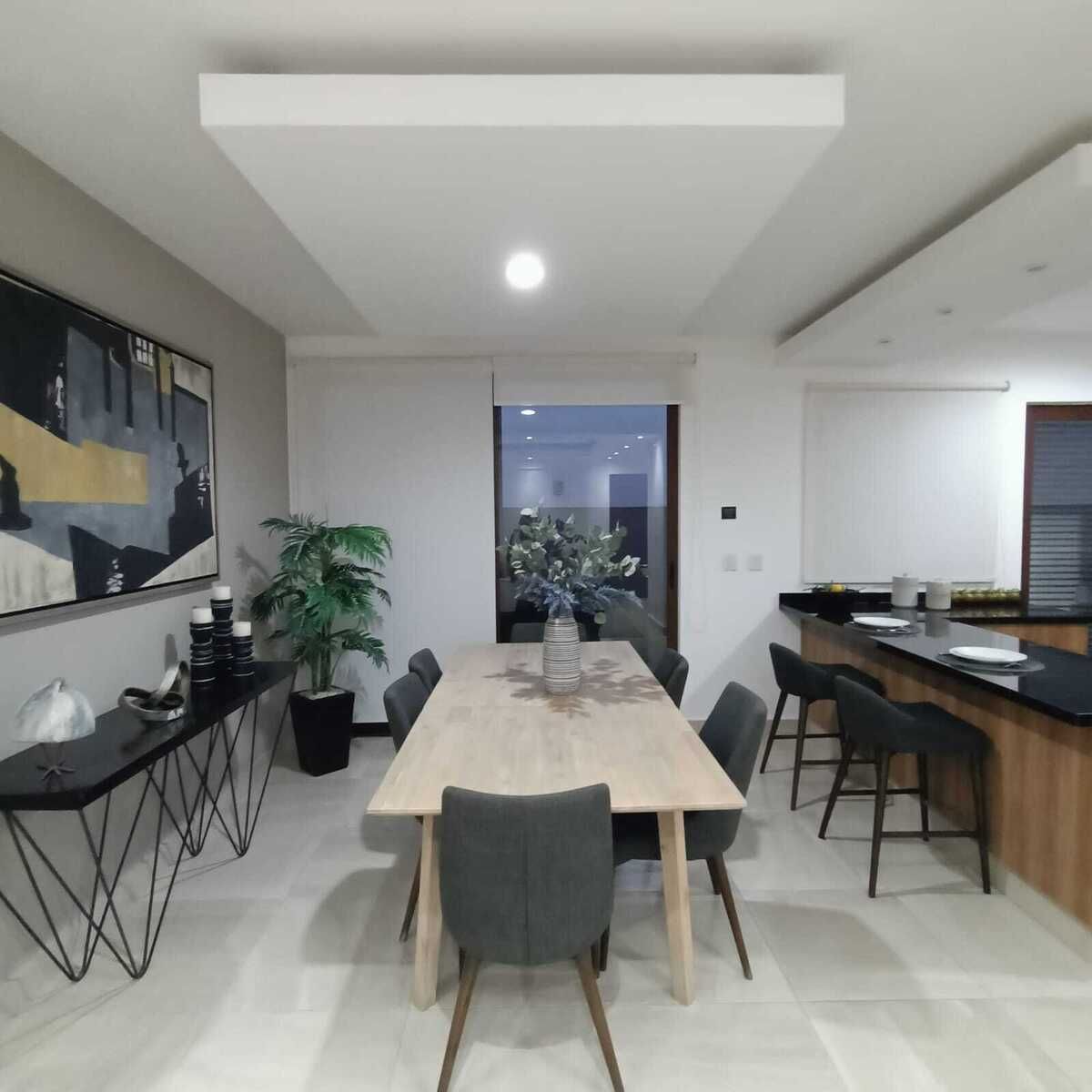4 of 12: Comedor
