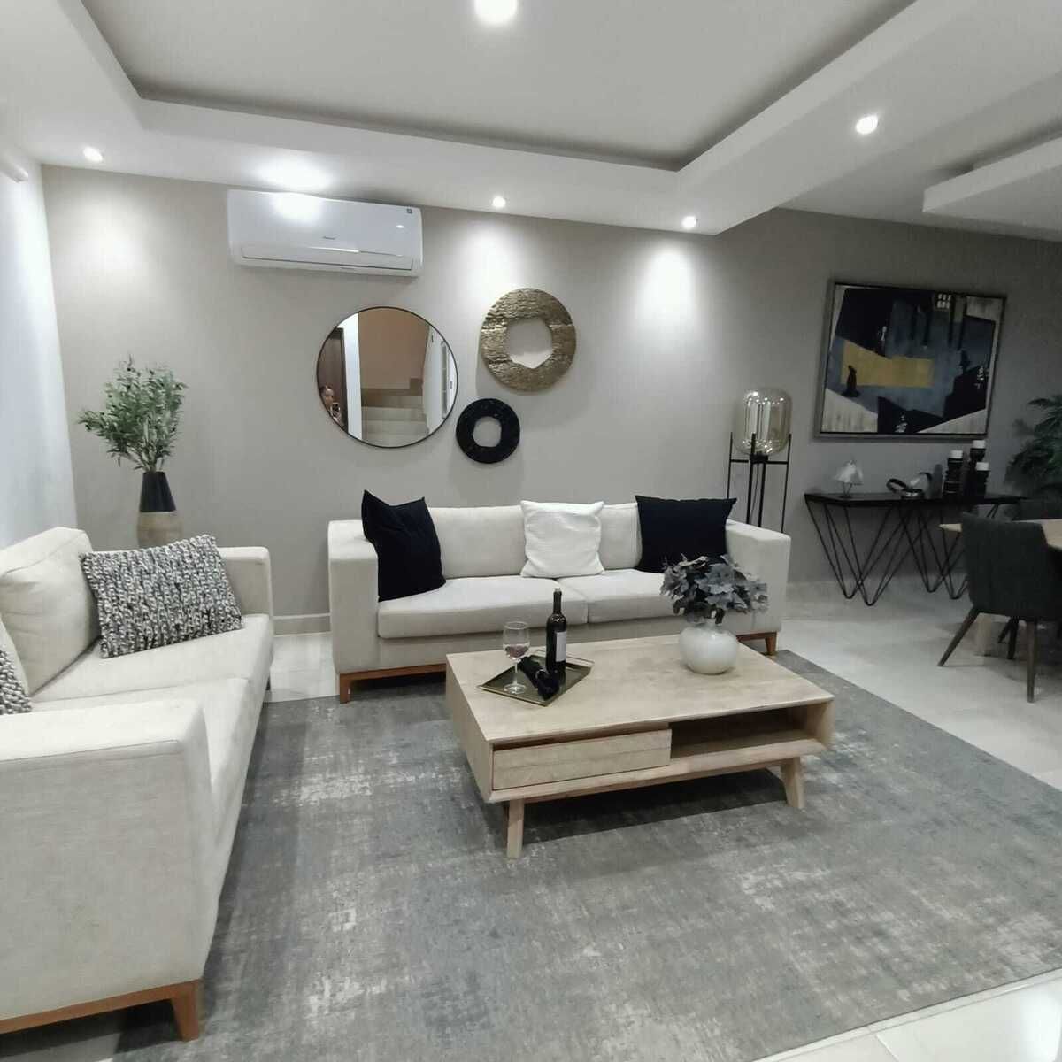 3 of 12: Sala