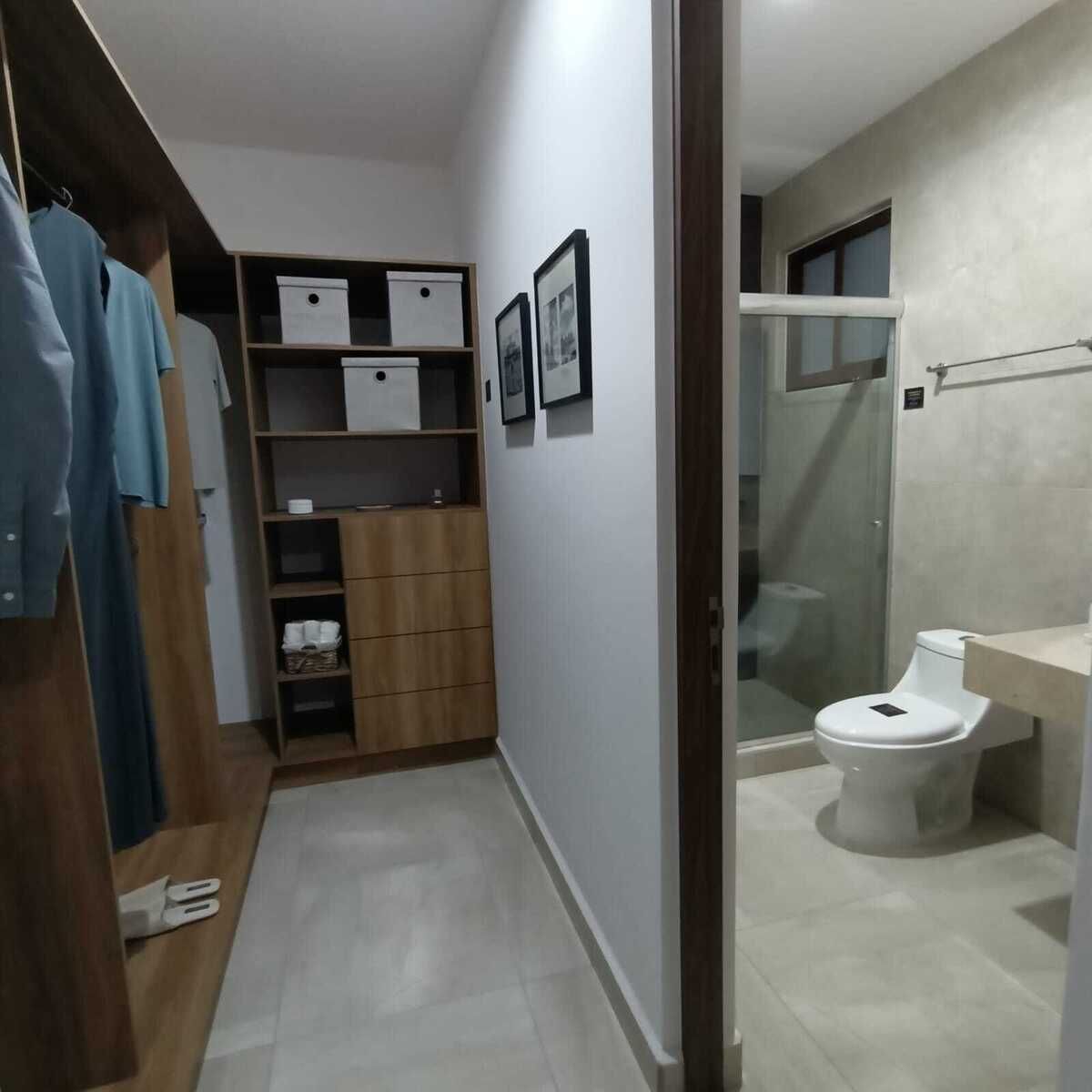 8 of 12: Vestidor y baño de recámara principal