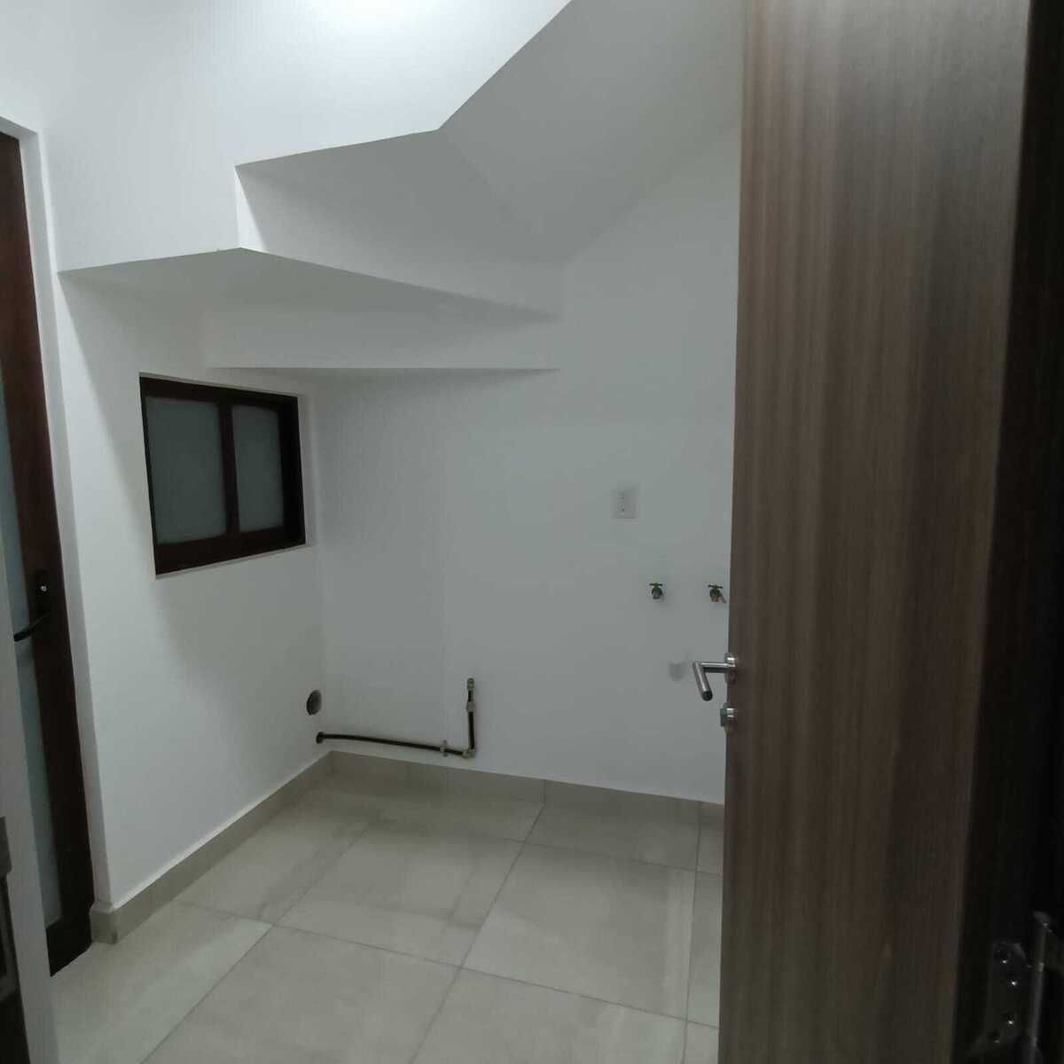 3 of 18: Área de lavado en el interior