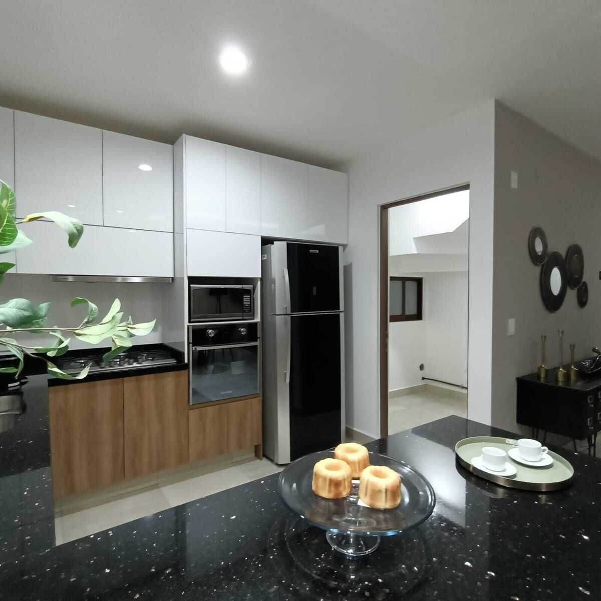 4 of 18: Cocina y área de lavado en el interior