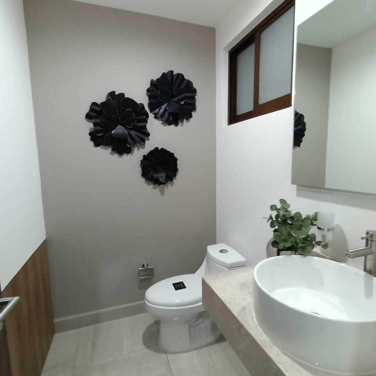 8 of 18: Medio baño