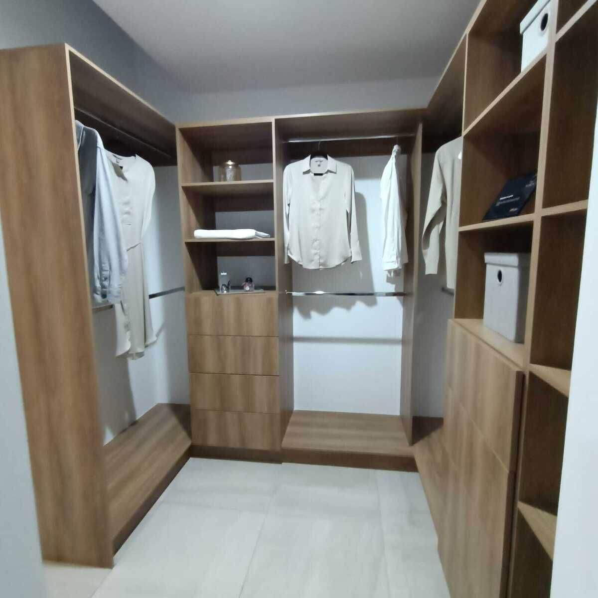 11 of 18: Vestidor de recámara principal