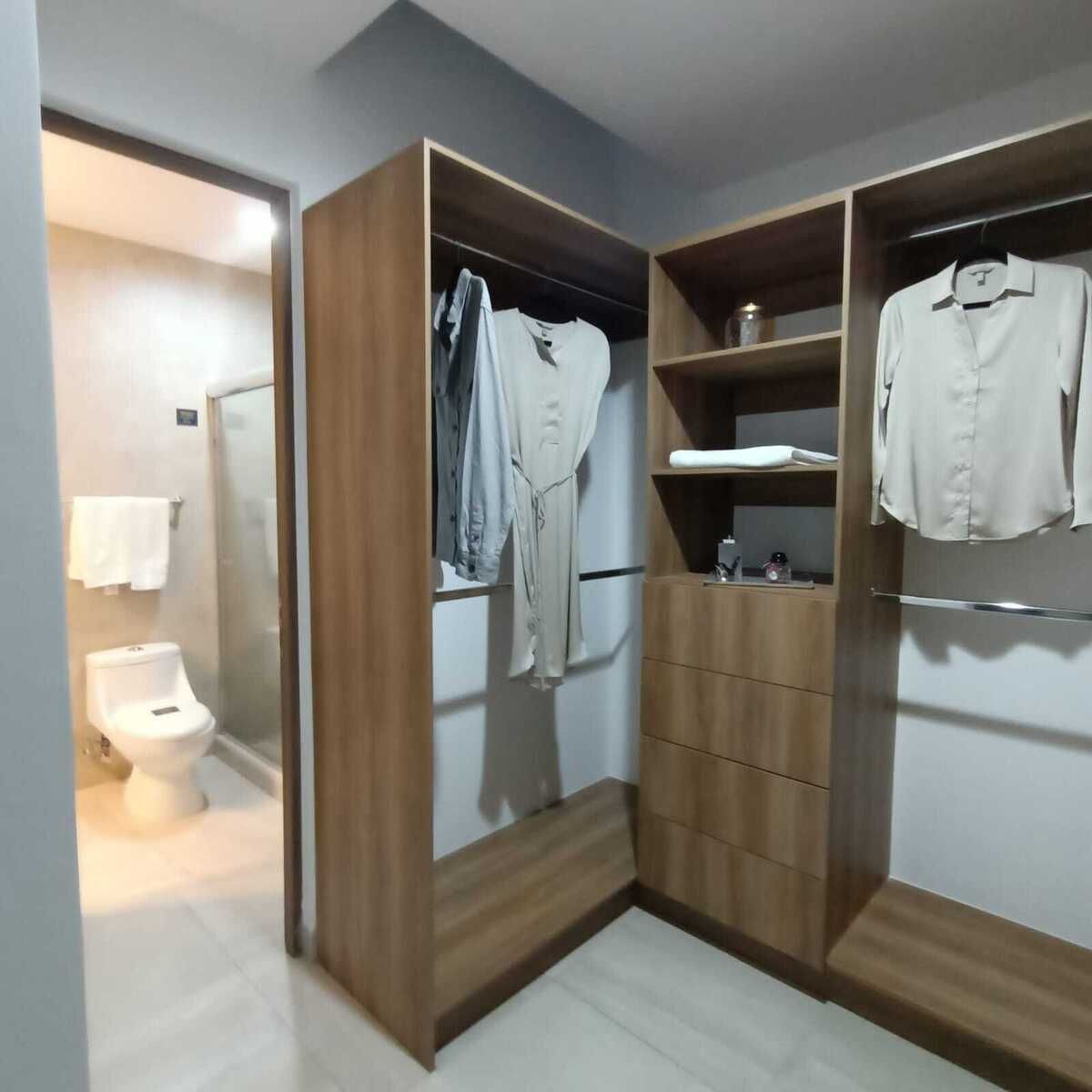 12 of 18: Baño de recámara principal