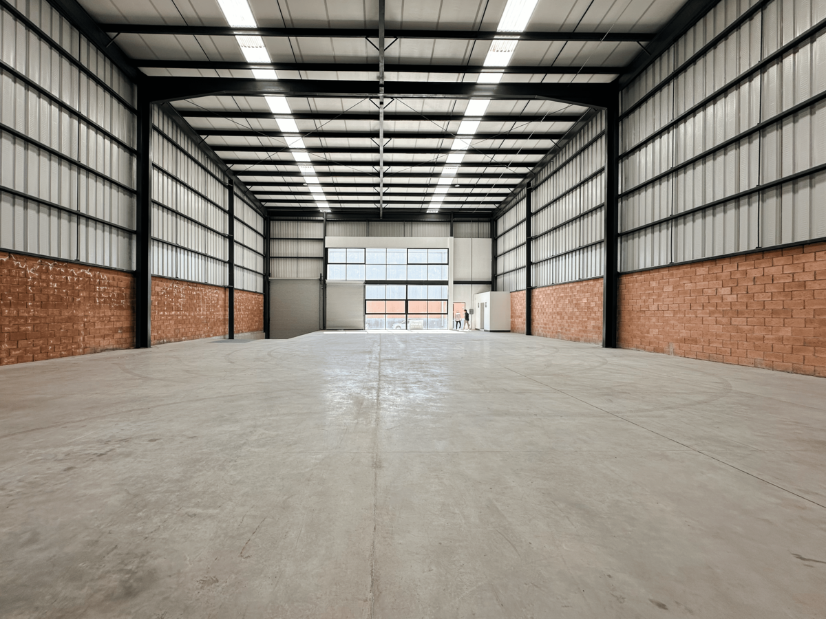 3 de 8: Interior Nave 02