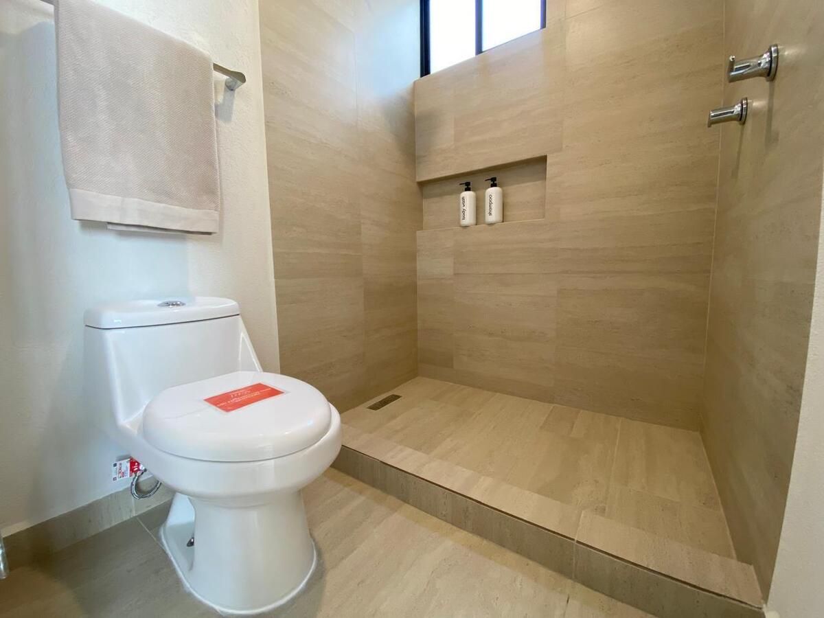 9 de 13: Baño completo que da servicio a las dos recámaras secundaria