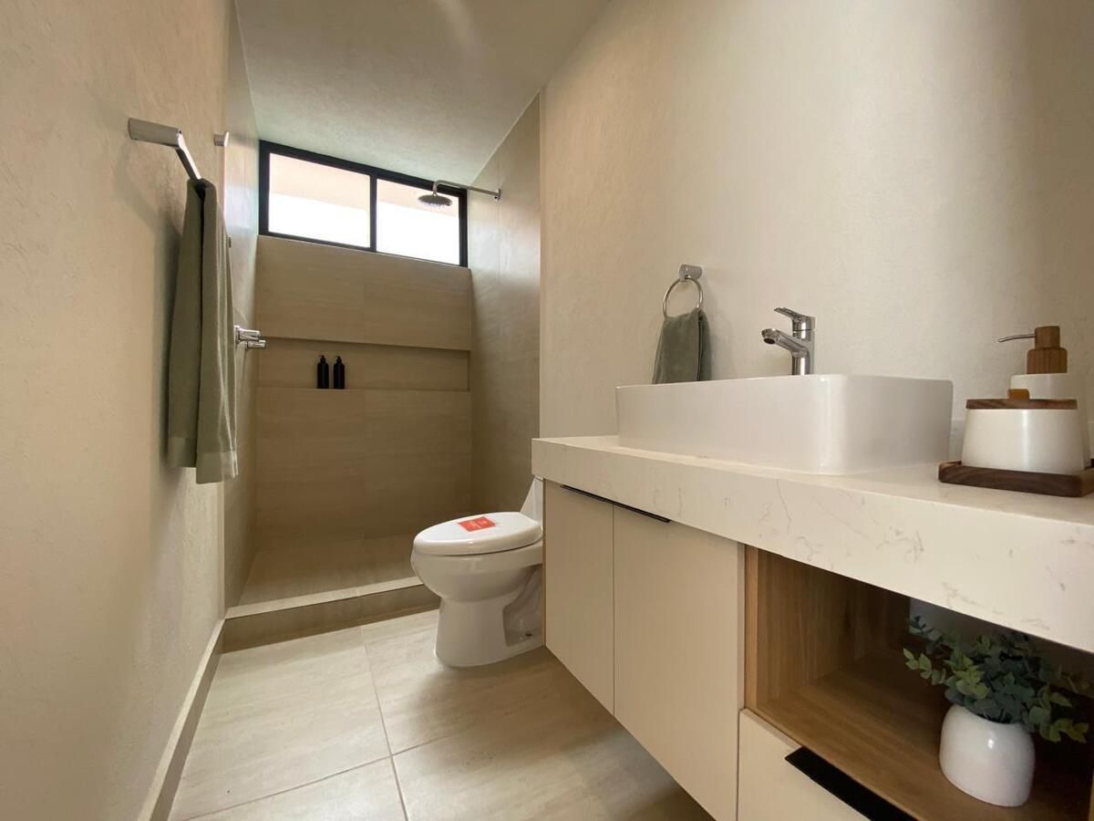 13 de 13: baño completo de habitación principal