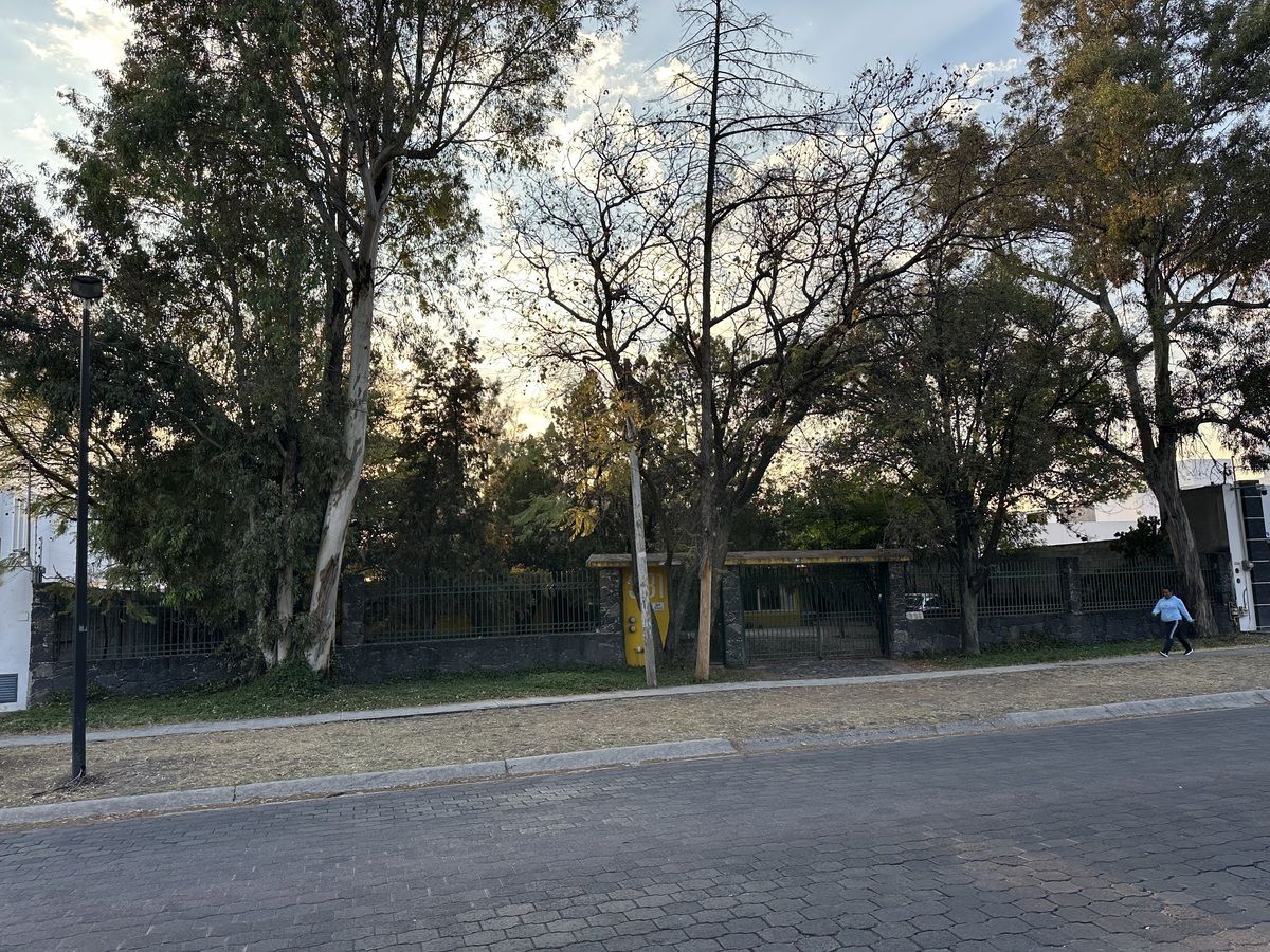2 de 26: 30m de fachada Paseo Jurica