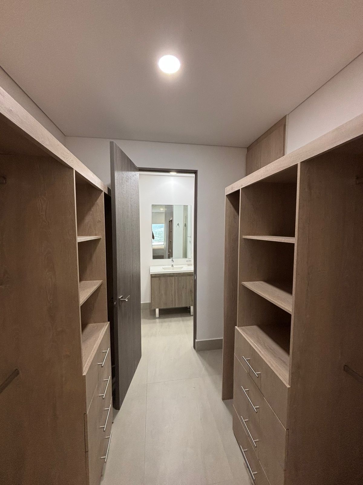 5 of 23: Vestidor y baño de rec. principal
