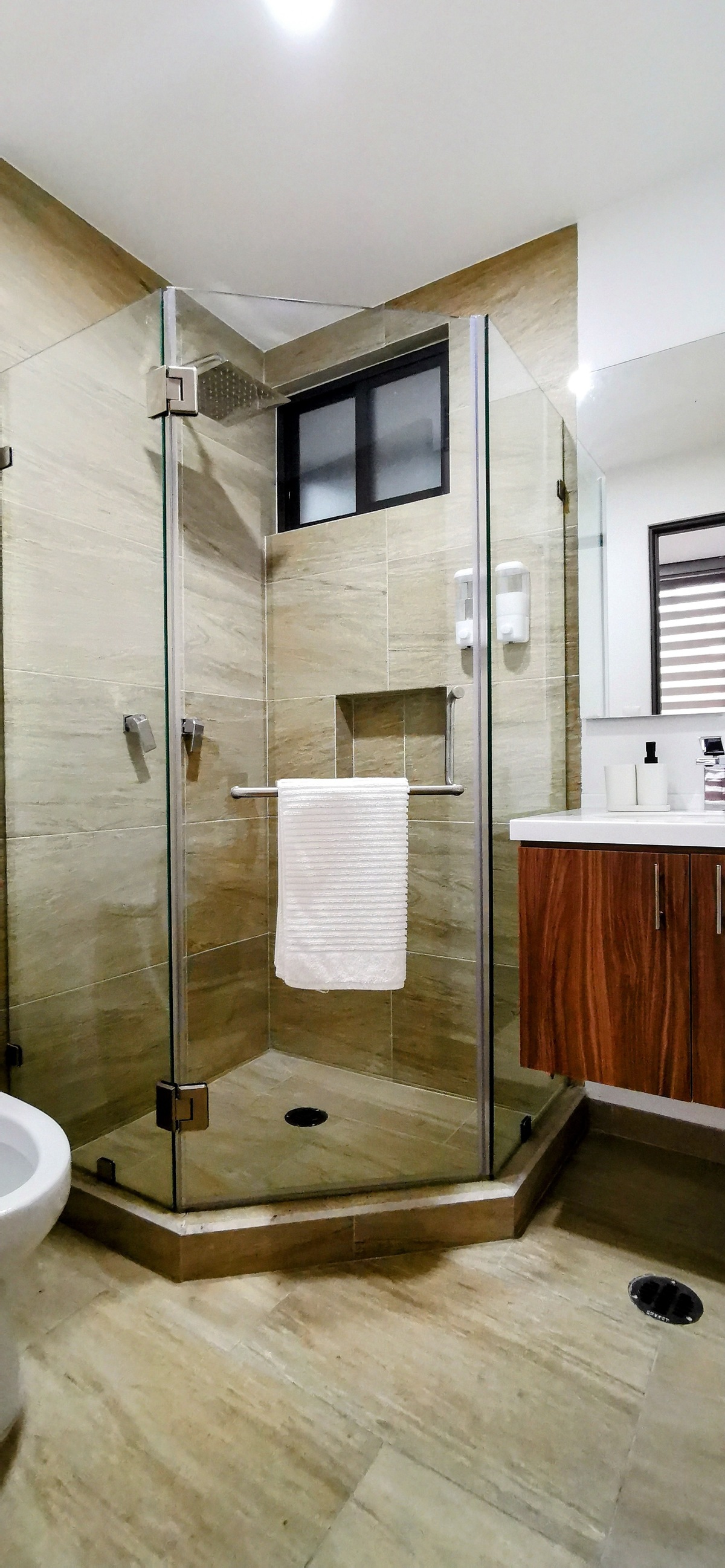5 of 18: baño principal