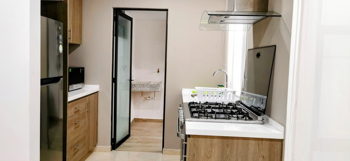 3 of 18: cocina y cuarto de lavado