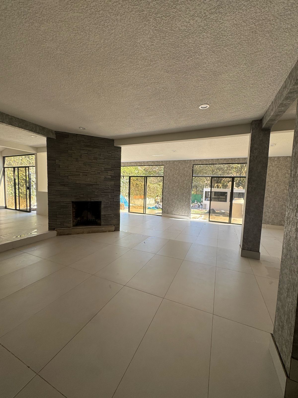 6 of 17: sala con chimenea