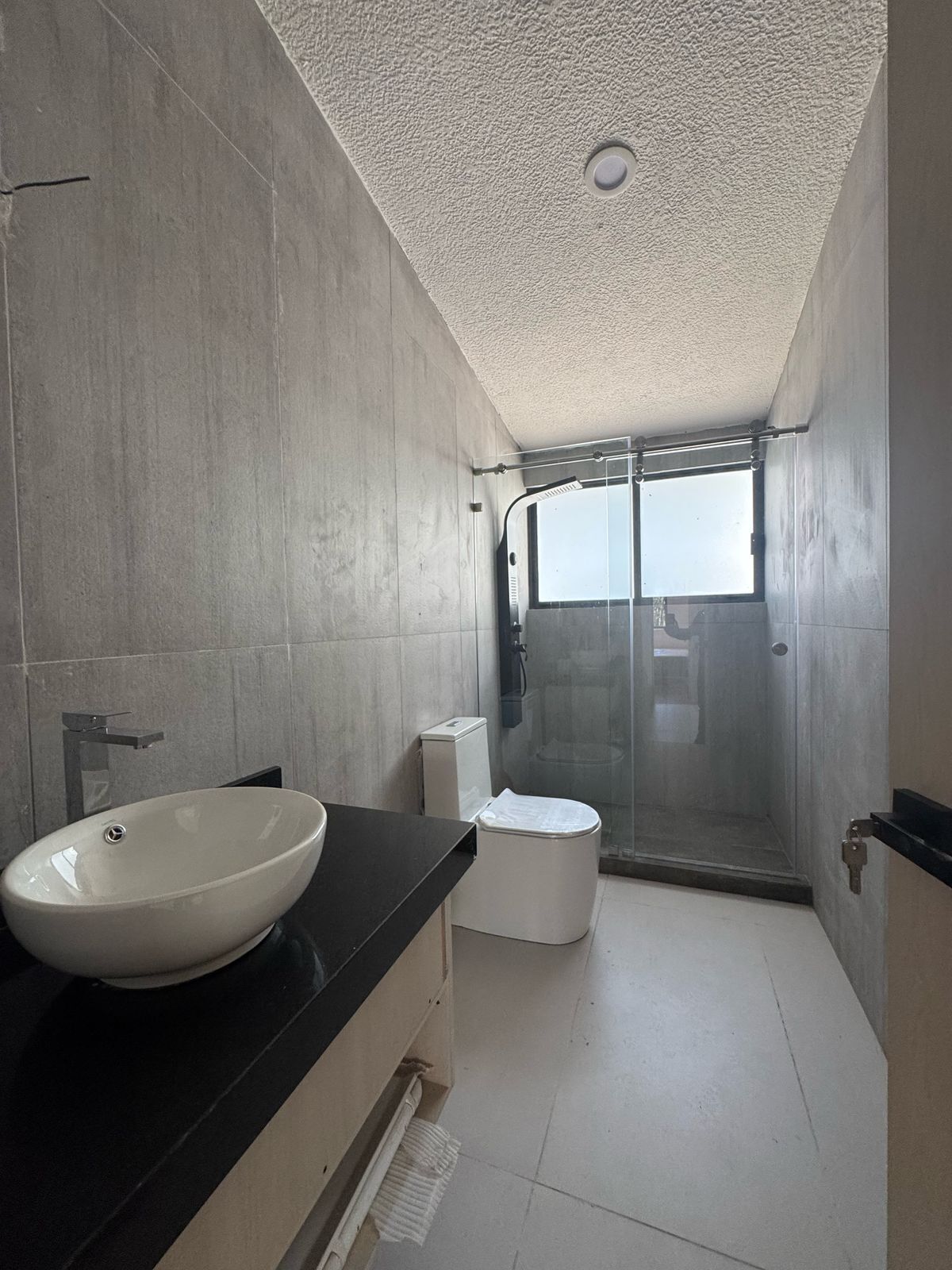 13 of 17: baño completo de recámara secundarias
