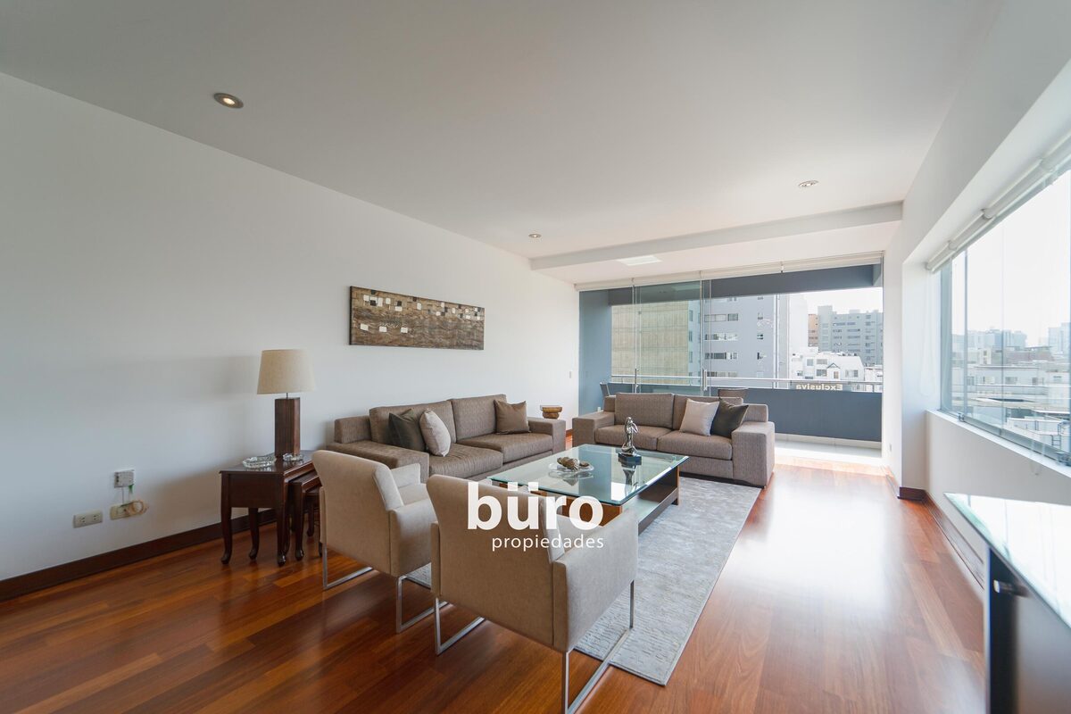 2 de 29: Sala comedor bastante iluminada