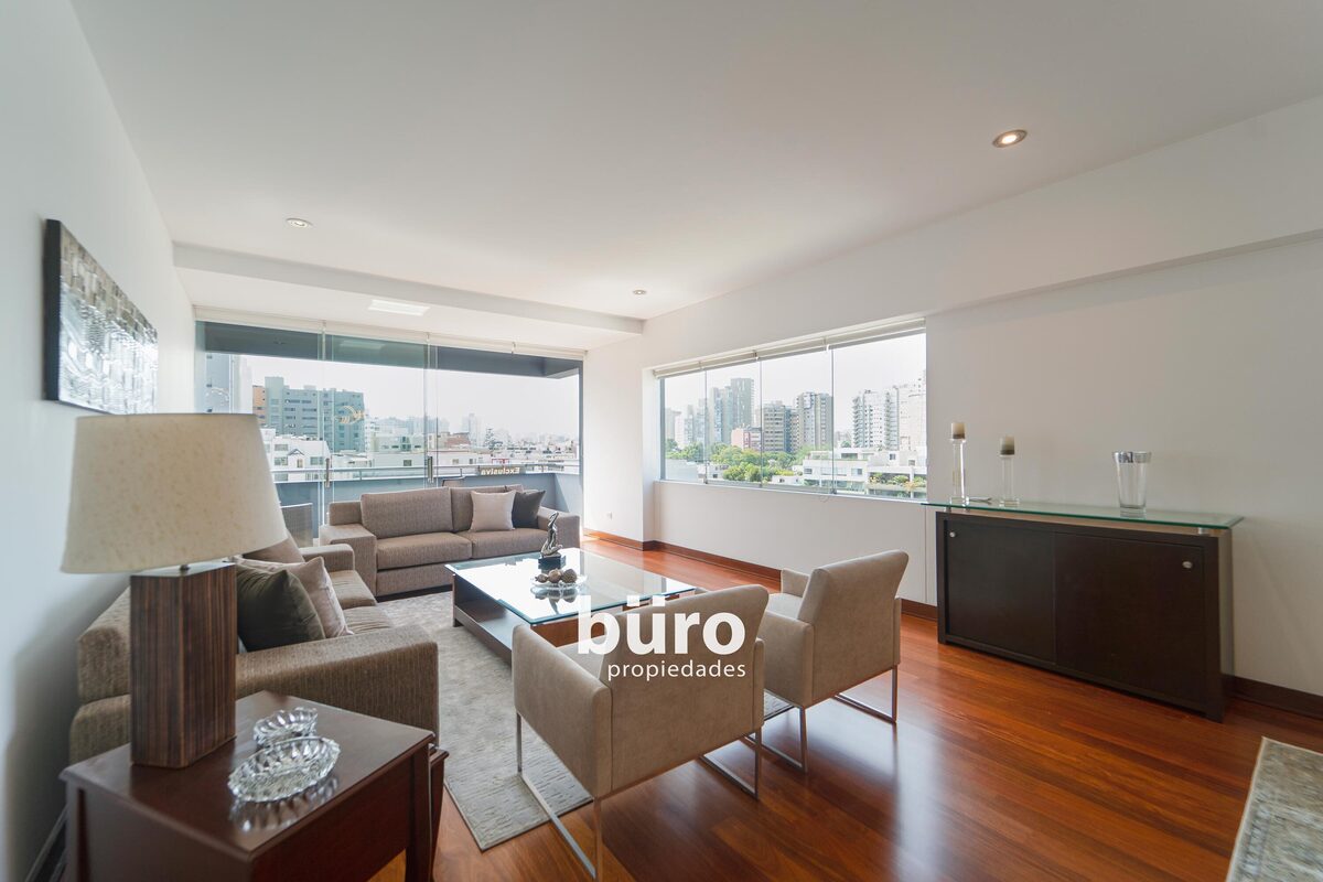 5 de 29: Amplia sala comedor con balcón y vista a la calle