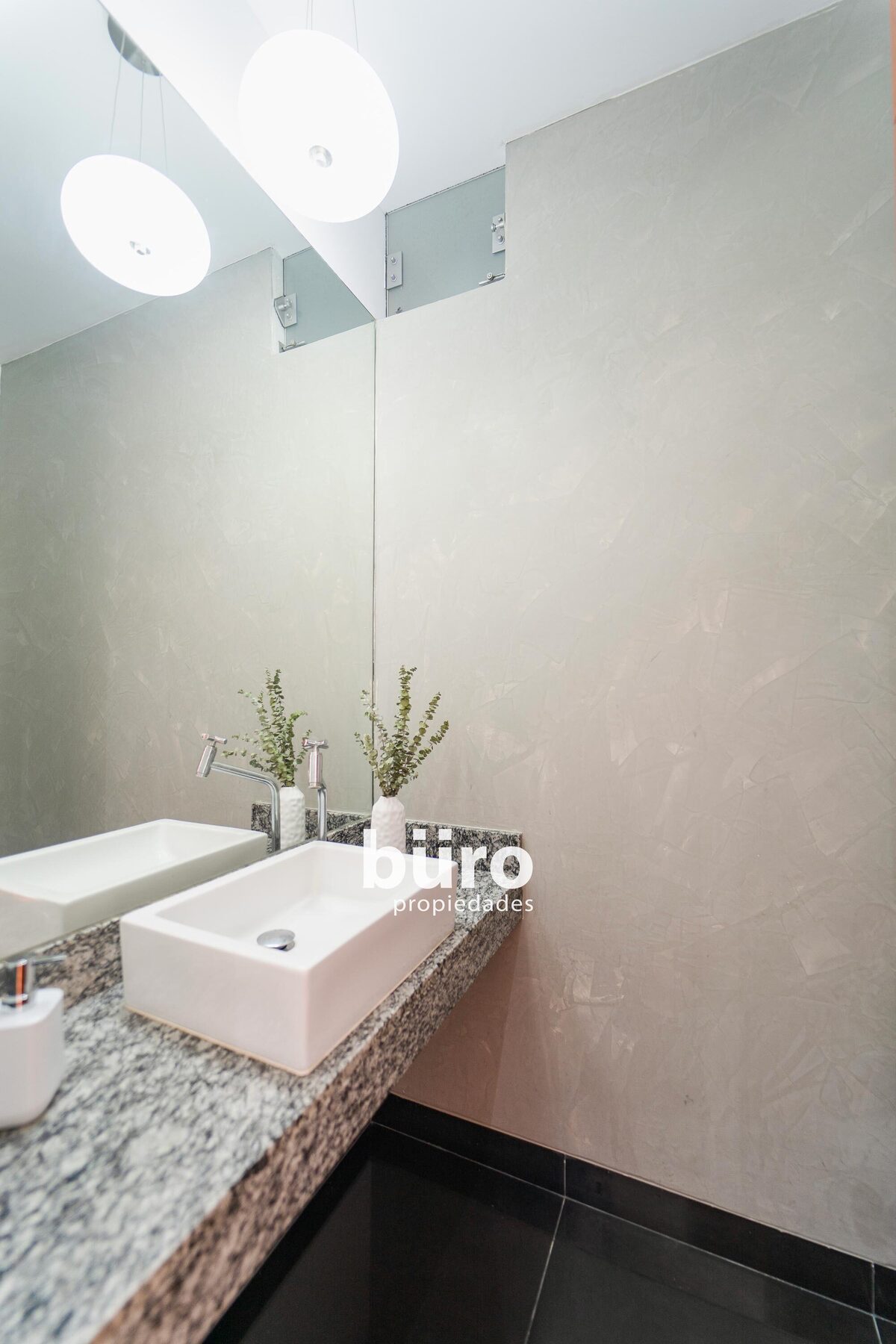 9 de 29: Baño de visita