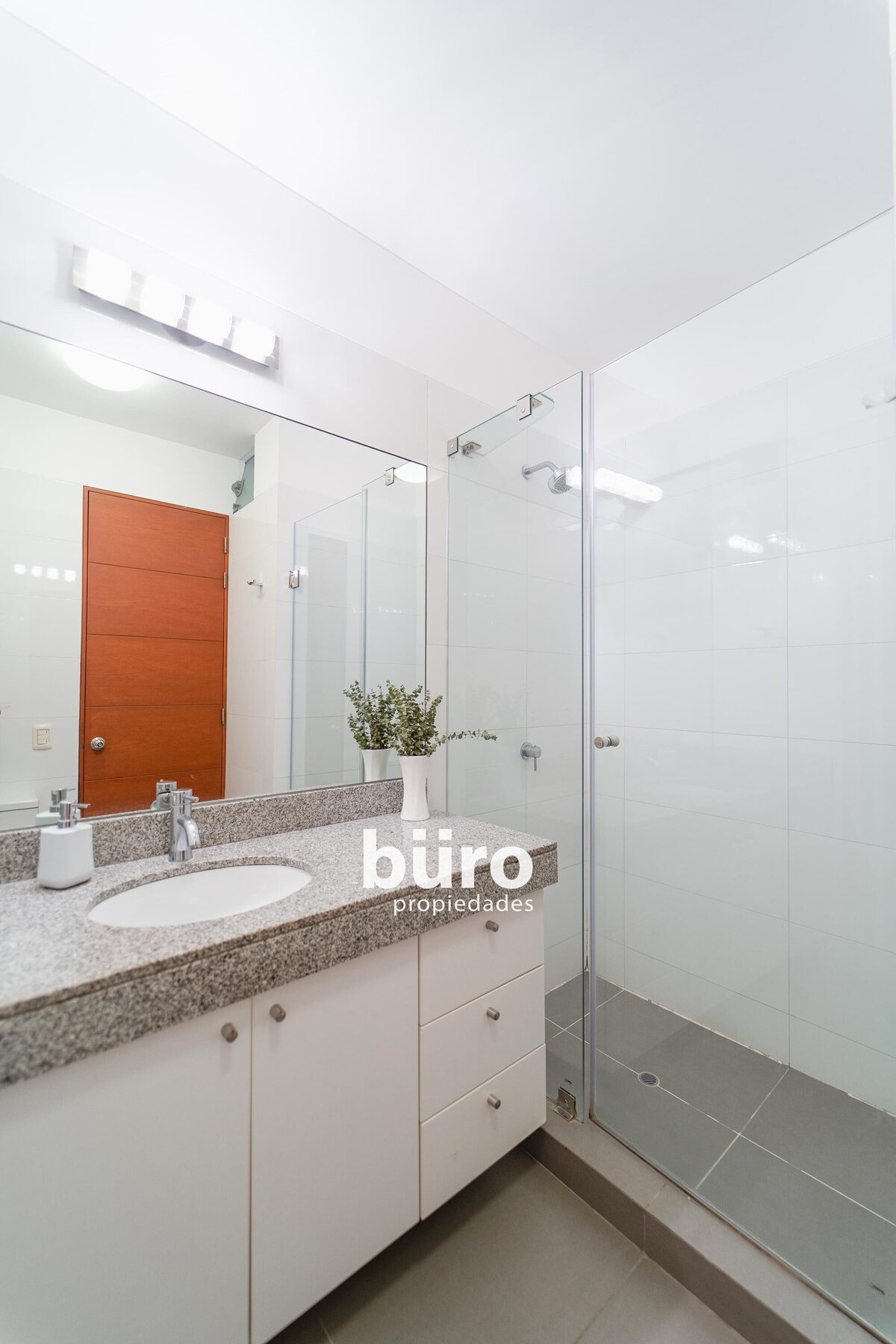 18 de 29: Baño secundario compartido