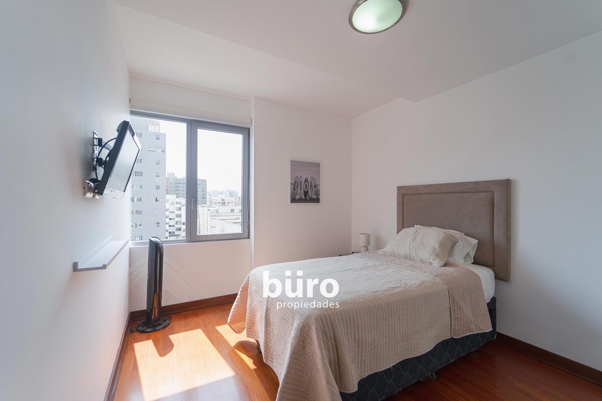 16 de 29: Dormitorio secundario 2, vista a calle y ventanas antiruido