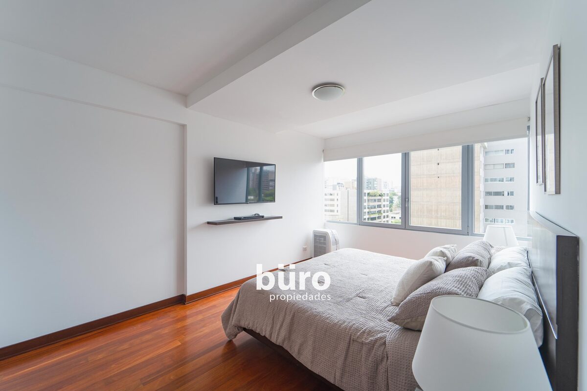 14 de 29: Dormitorio principal con walk in closet y ventana antiruido