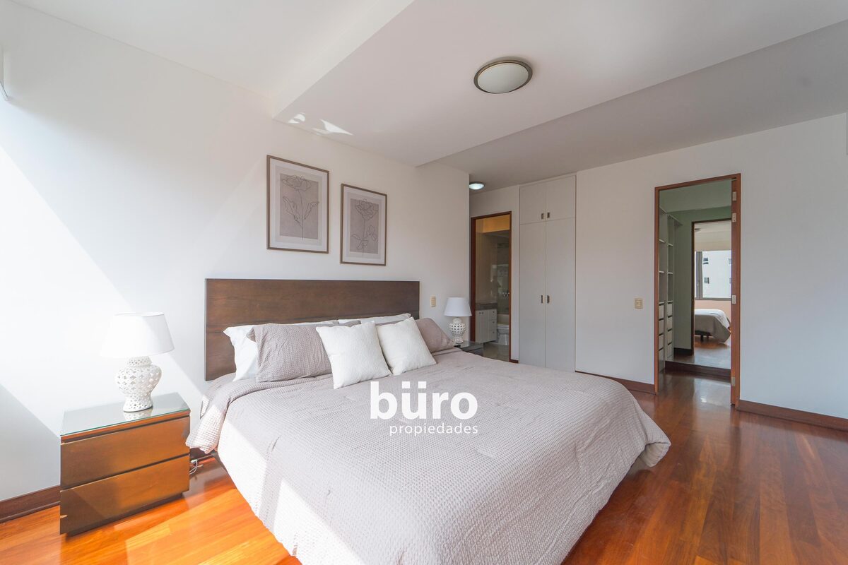 13 de 29: Dormitorio principal con walk in closet y ventana antiruido