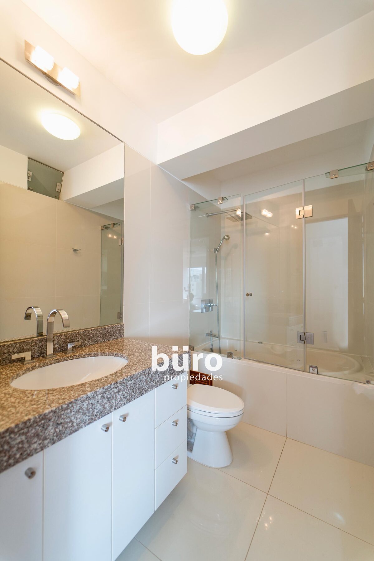 17 de 29: Baño principal incorporado en el dormitorio