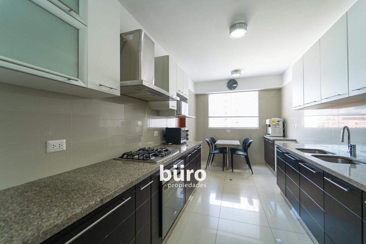 3 of 27: Cocina amplia con comedor de diario
