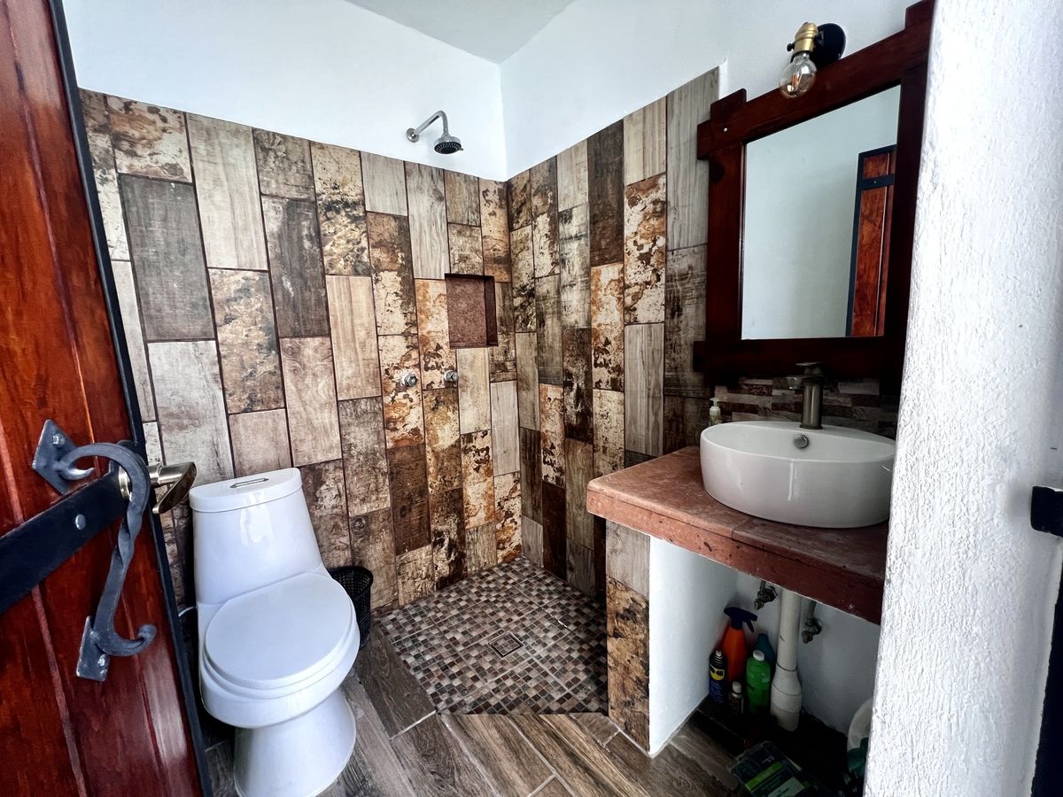 6 of 10: Baño completo en sala