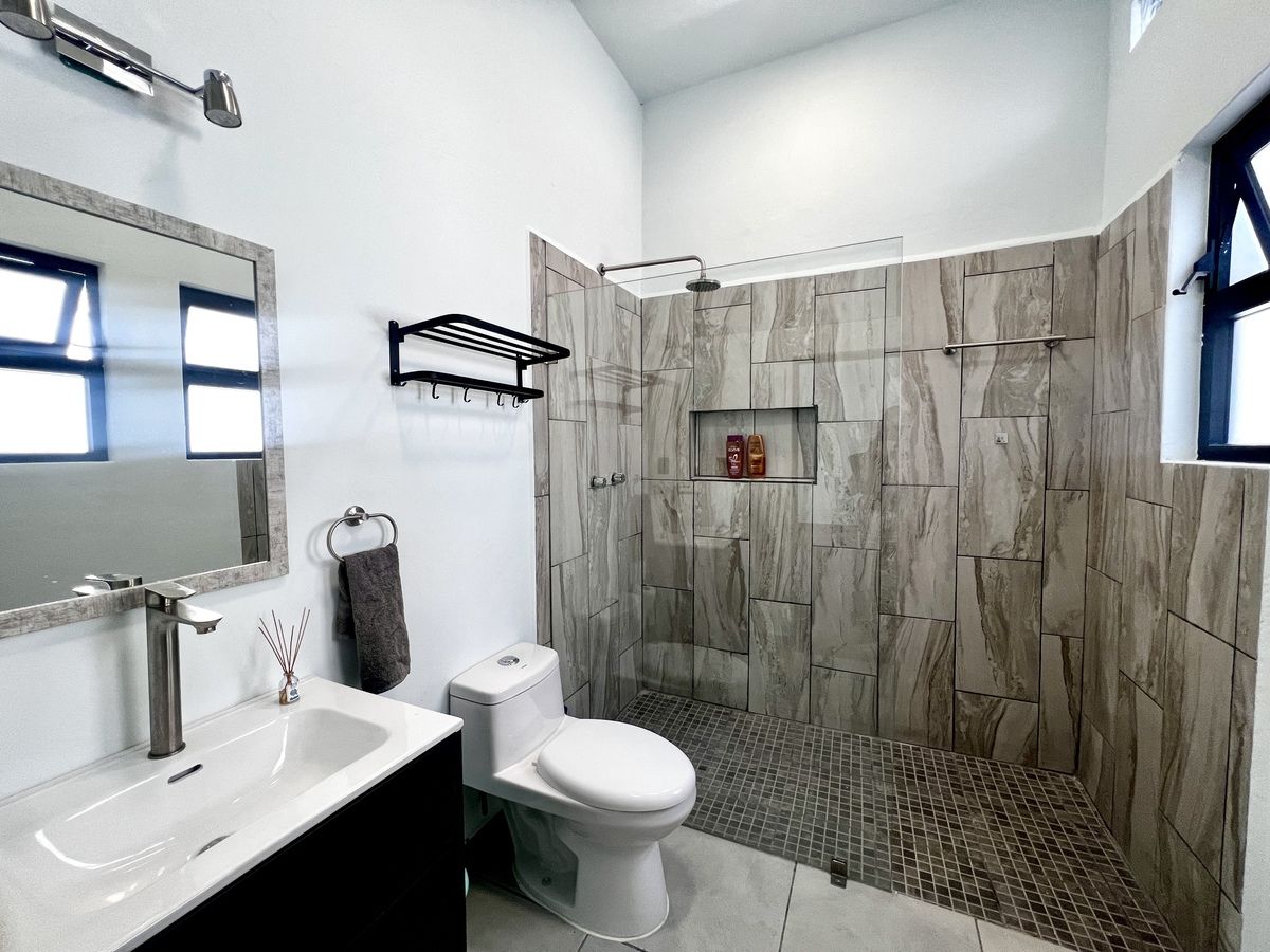 9 of 10: Baño completo en loft