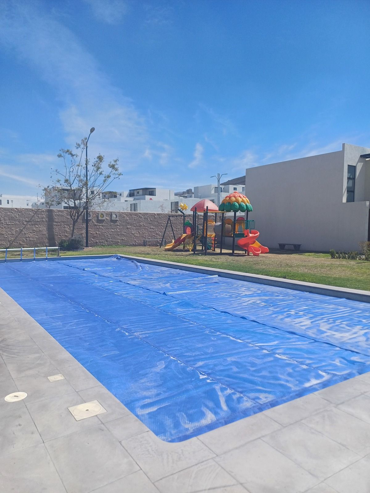 32 de 45: Alberca y Juegos Infantiles