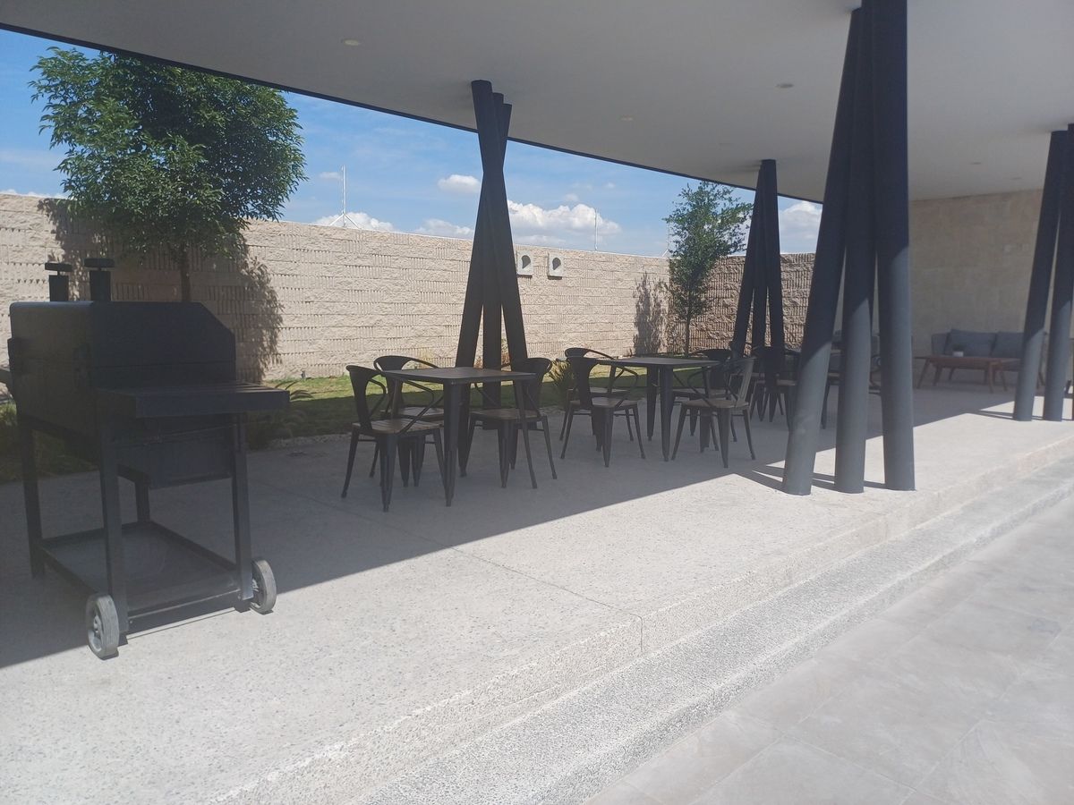 34 de 45: Terraza inferior y asador