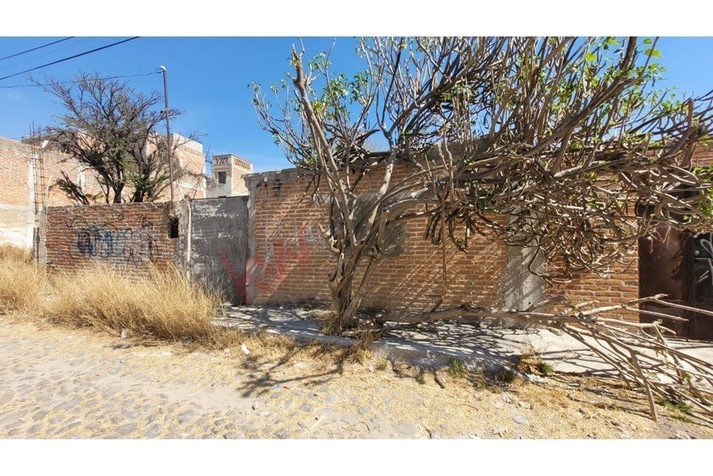 Land with construction - Great opportunity to create the house of your dreams -EL