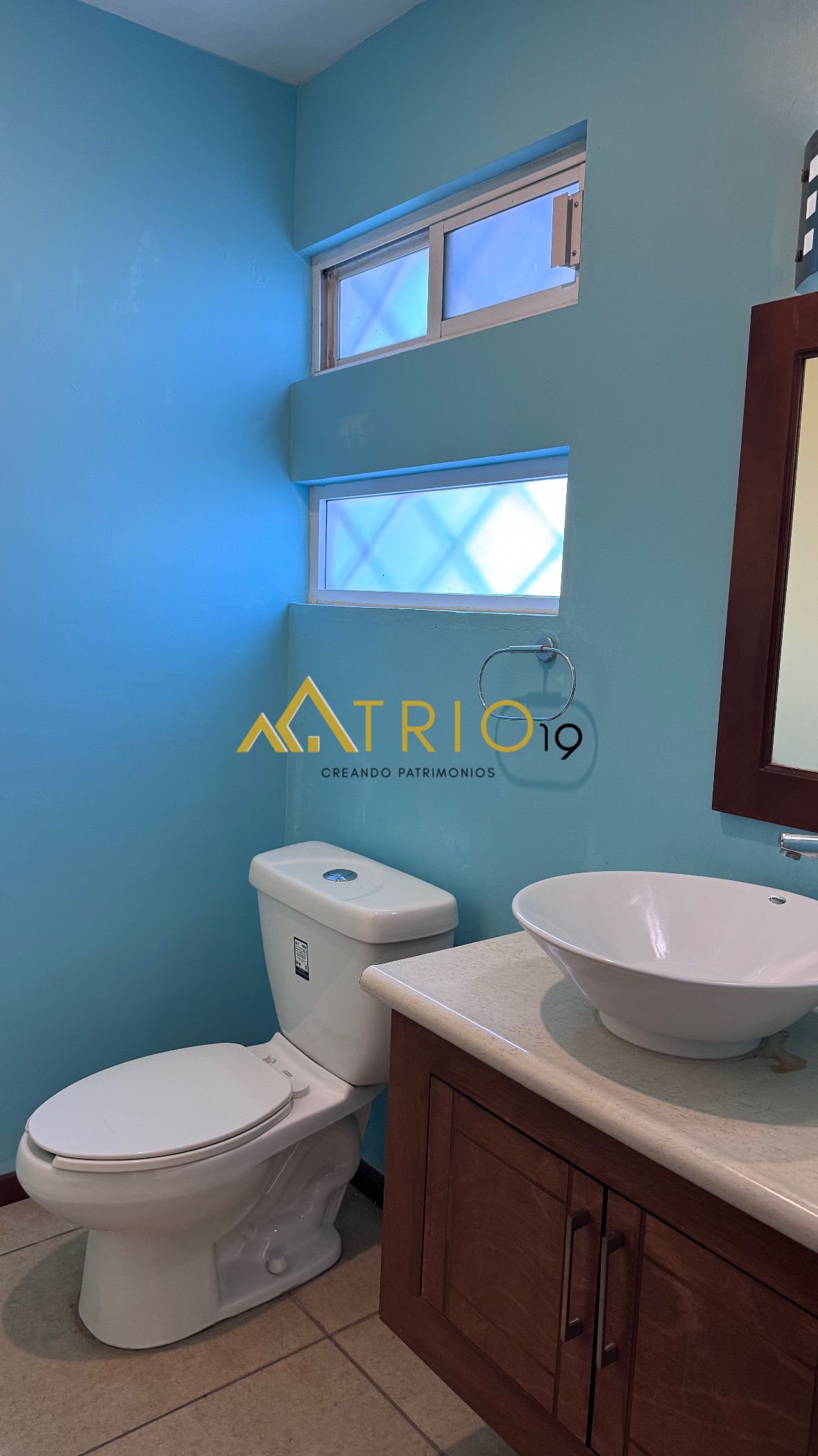 5 of 19: Medio baño