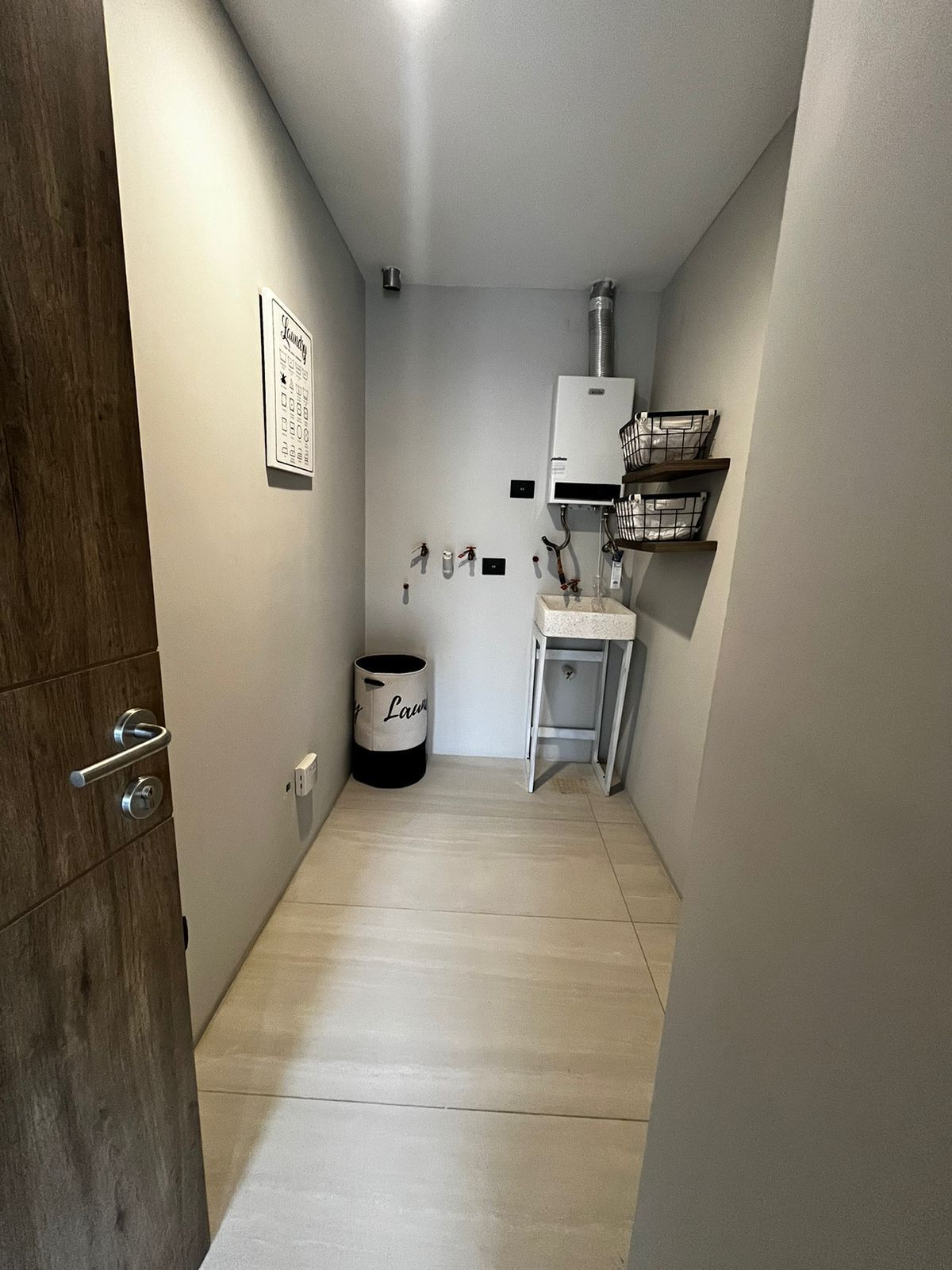 10 of 25: CUARTO DE SERVICIO