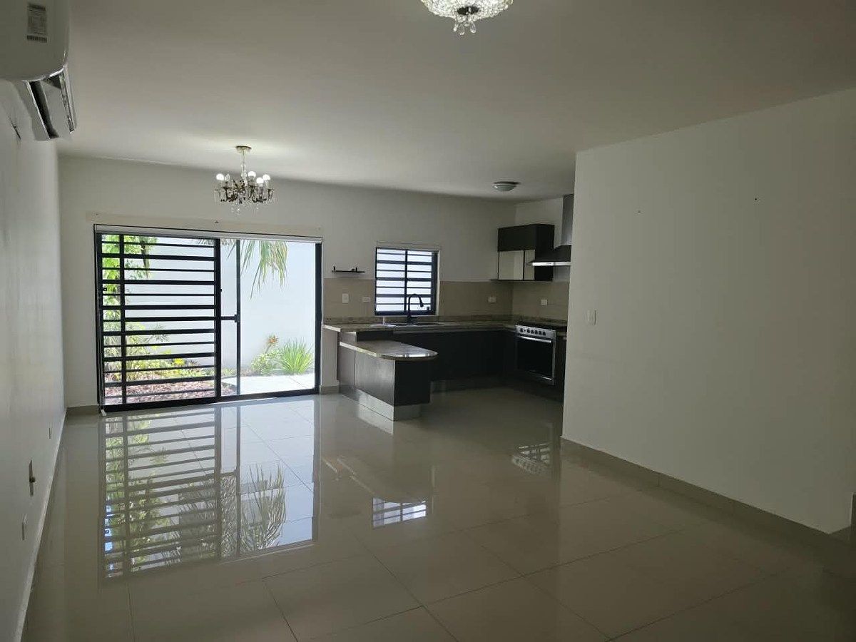 Casa em Dominio Cumbres, García, foto 2 de 25